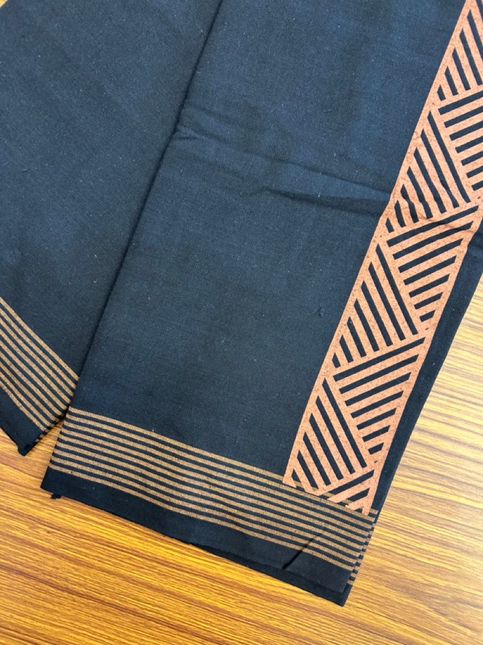 Kaitharikada - Polyster + Cotton - 20s twisted - Single Kaily / Lungi - 2.5 inch Brown Printed with Black colour body (2 meter / 4 muzham) -  72 KK8035 GAN
