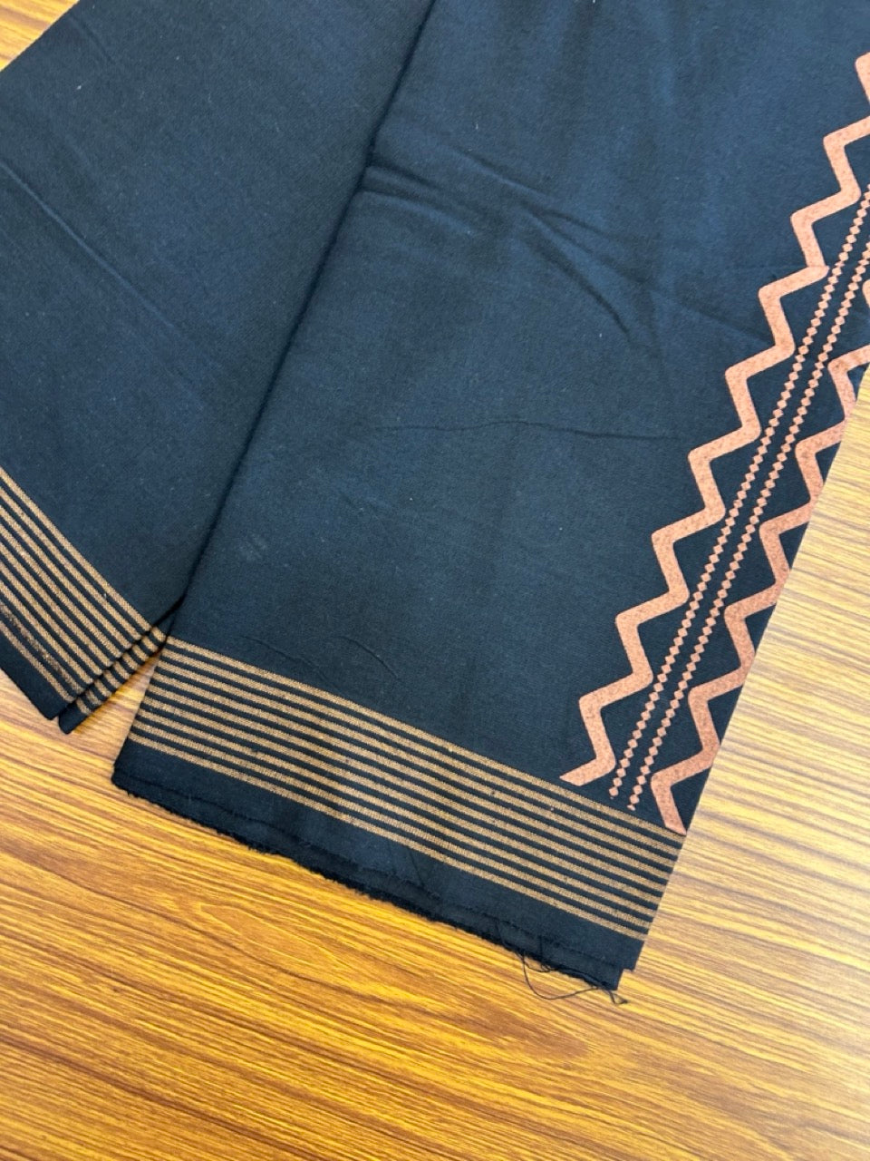 Kaitharikada - Polyster + Cotton - 20s twisted - Single Kaily / Lungi - 2.5 inch Brown Printed with Black colour body (2 meter / 4 muzham) -  71 KK8035 GAN