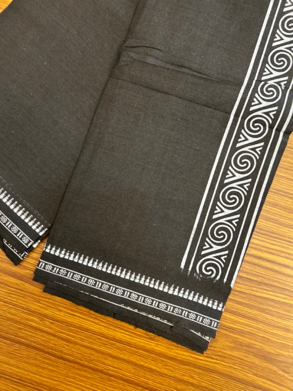 Kaitharikada - Single Kaily / Lungi - Polyster + Cotton - 20s twisted - 2.5 inch White Design printed kara with Dark Brown colour body - 113 KK8035 GAN