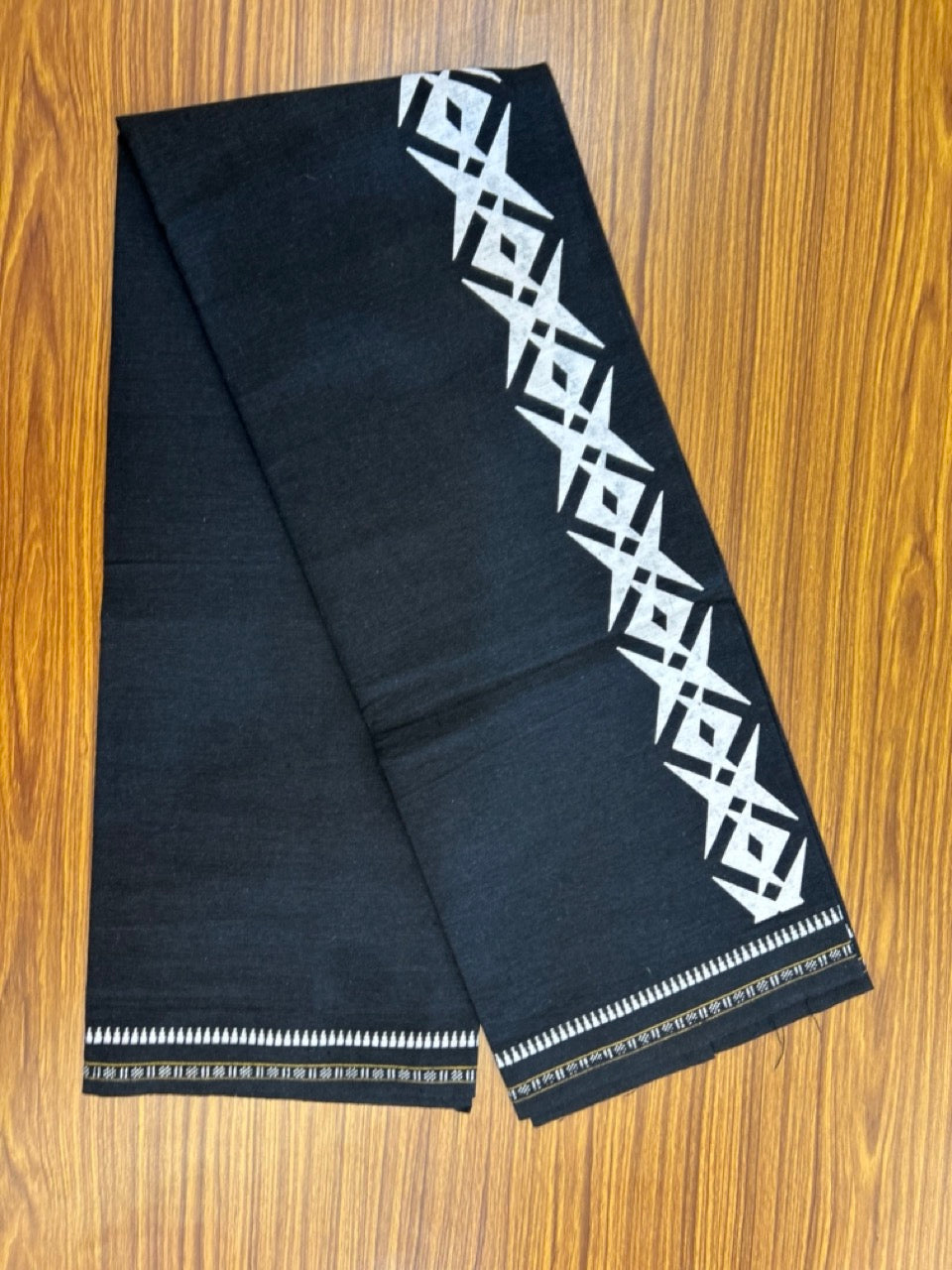 Kaitharikada - Single Kaily / Lungi - Polyster + Cotton - 20s twisted - 2.5 inch White Design printed kuppadam kara with Black colour body - 100 KK8035 GAN