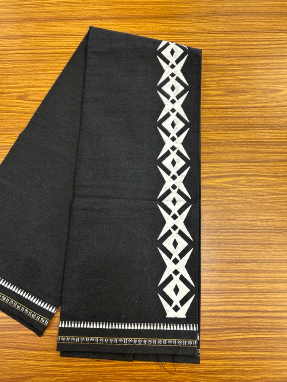 Kaitharikada - Single Kaily / Lungi - Polyster + Cotton - 20s twisted - 2.5 inch White Design printed kuppadam kara with Black colour body - 100 KK8035 GAN