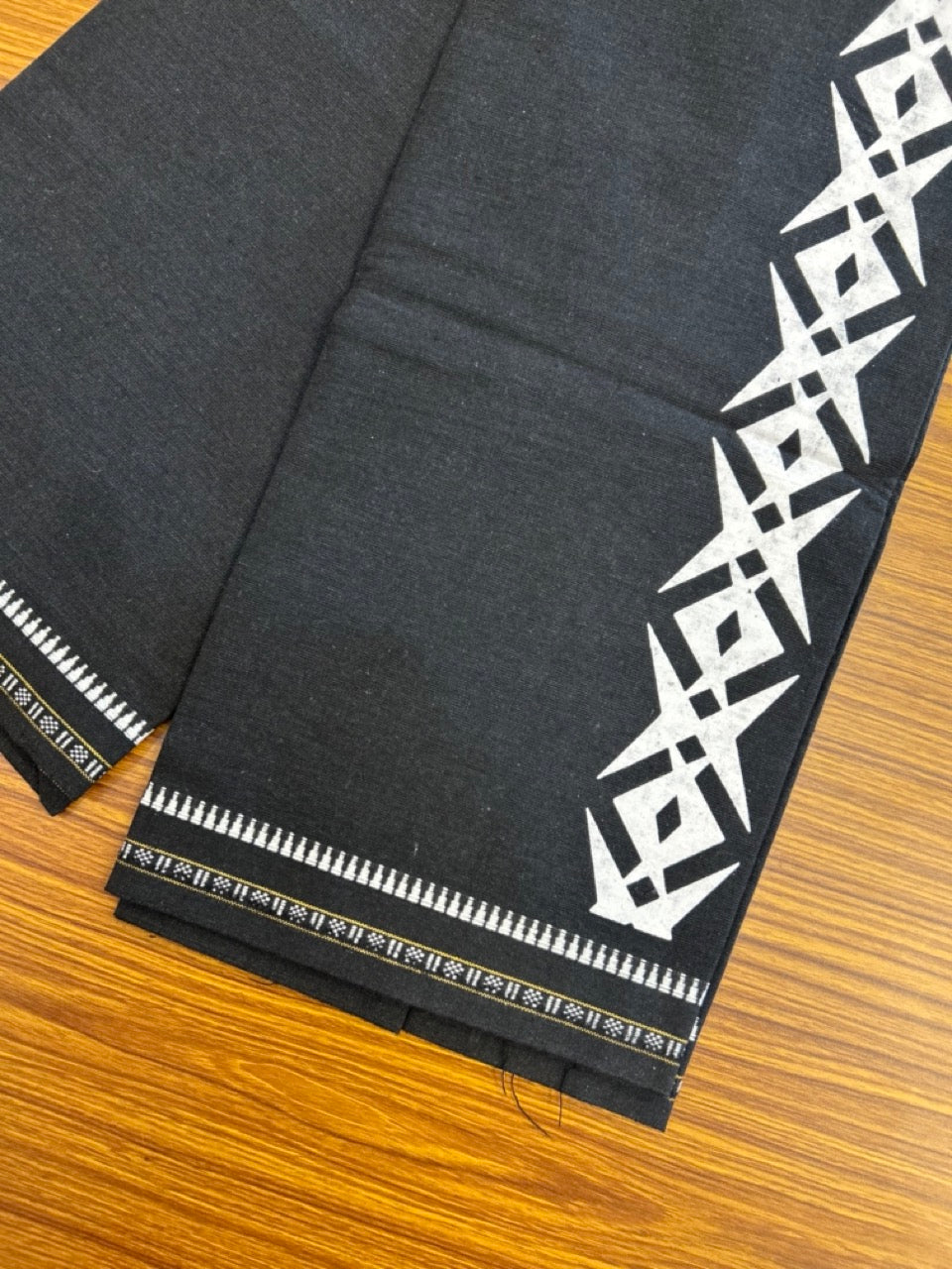 Kaitharikada - Single Kaily / Lungi - Polyster + Cotton - 20s twisted - 2.5 inch White Design printed kuppadam kara with Black colour body - 100 KK8035 GAN
