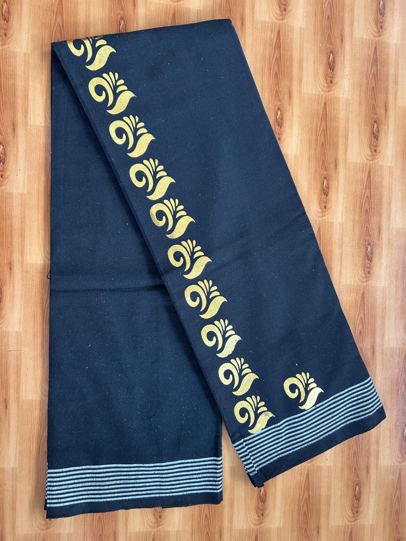 Kaitharikada - Single Kaily / Lungi - Mixed Cotton - 40s twisted - 1.25 inch Gold Kasav Printed Design Kara with Black colour body (2 meter / 4 muzham) - 1 KK8061 GAN