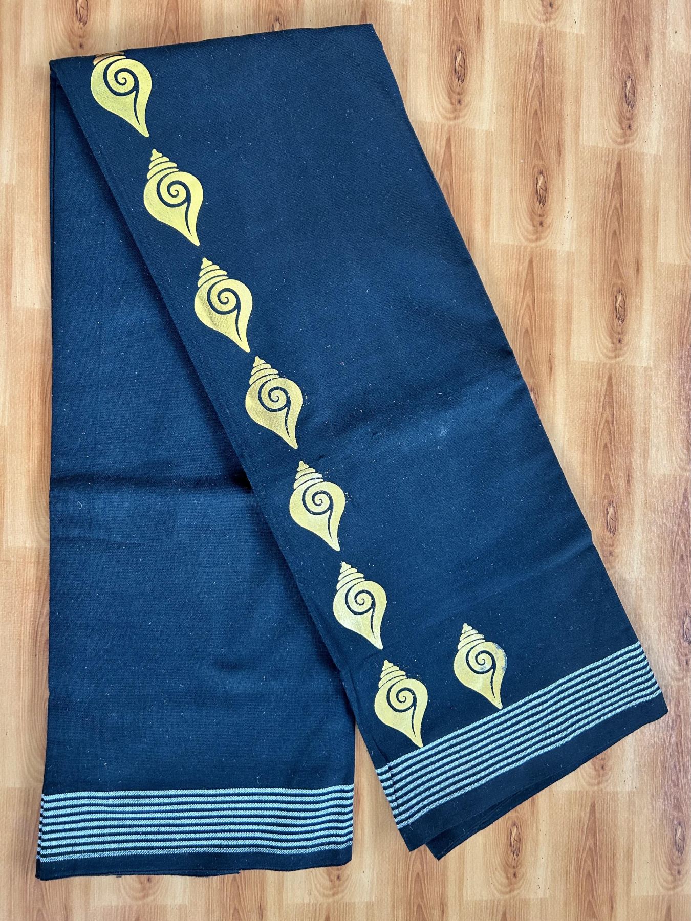 Kaitharikada - Single Kaily / Lungi - Mixed Cotton - 40s twisted - 1.25 inch Gold Kasav Printed Design Kara with Black colour body (2 meter / 4 muzham) - 2 KK8061 GAN