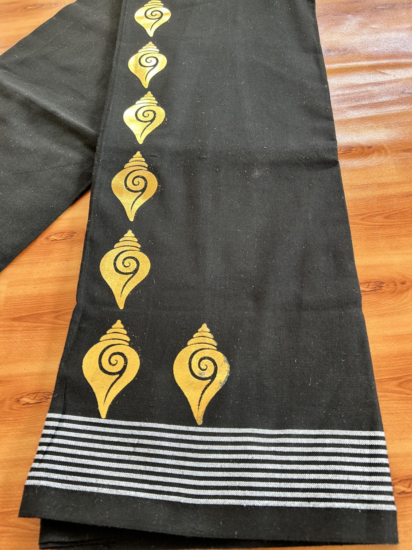 Kaitharikada - Single Kaily / Lungi - Mixed Cotton - 40s twisted - 1.25 inch Gold Kasav Printed Design Kara with Black colour body (2 meter / 4 muzham) - 2 KK8061 GAN