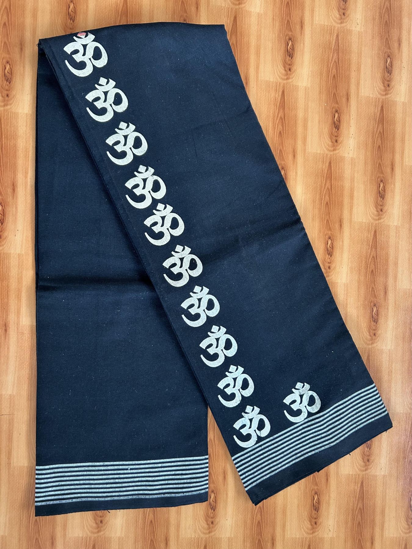 Kaitharikada - Single Kaily / Lungi - Mixed Cotton - 40s twisted - 1.5 inch Silver Kasav Ohm Printed Design Kara with Black colour body (2 meter / 4 muzham) -  7 KK8061 GAN