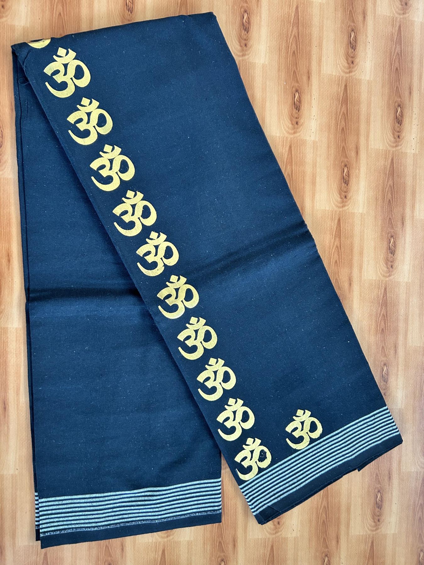 Kaitharikada - Single Kaily / Lungi - Mixed Cotton - 40s twisted - 1.25 inch Gold Kasav Ohm Printed Design Kara with Black colour body (2 meter / 4 muzham) - 3 KK8061 GAN
