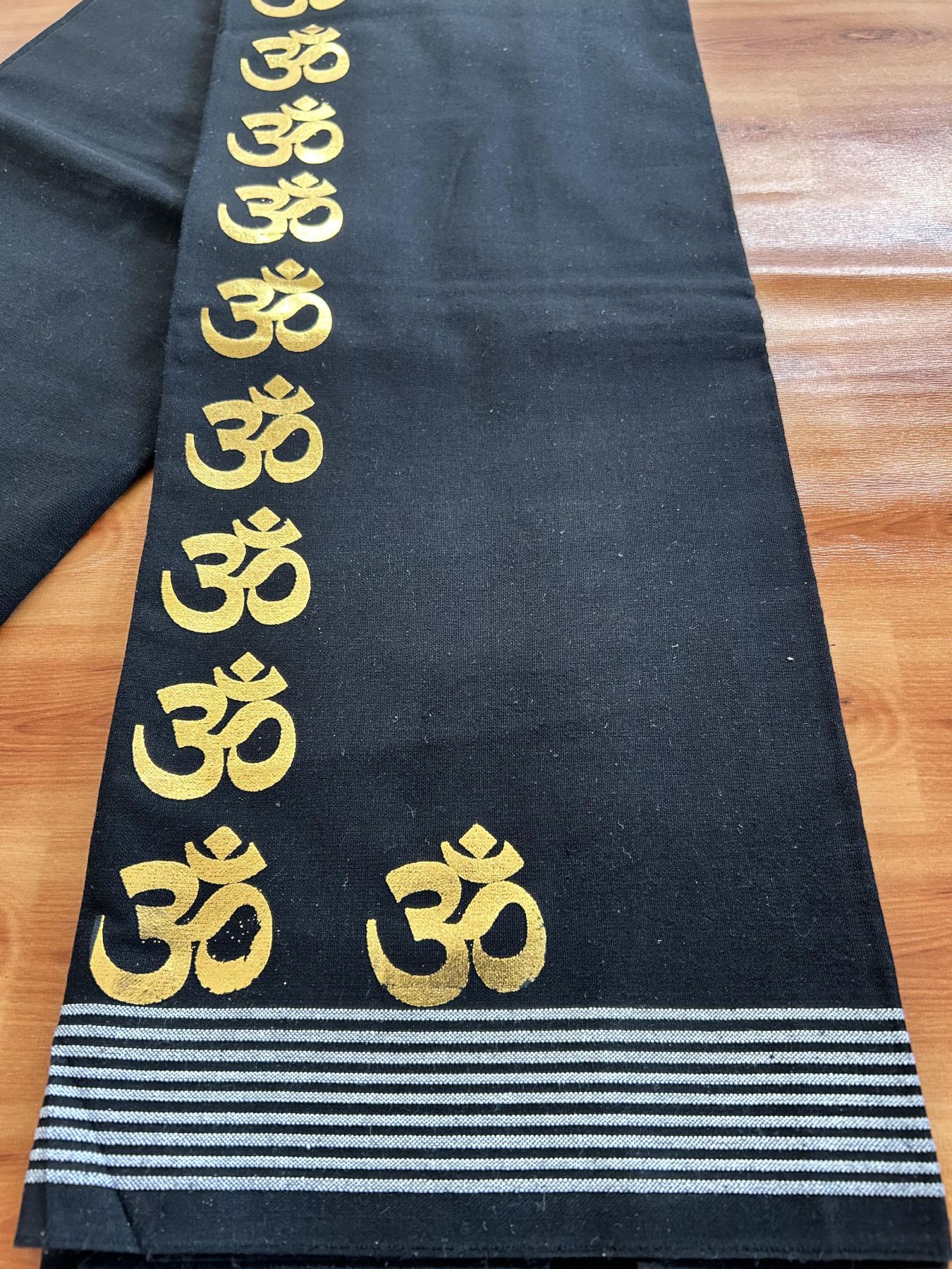 Kaitharikada - Single Kaily / Lungi - Mixed Cotton - 40s twisted - 1.25 inch Gold Kasav Ohm Printed Design Kara with Black colour body (2 meter / 4 muzham) - 3 KK8061 GAN