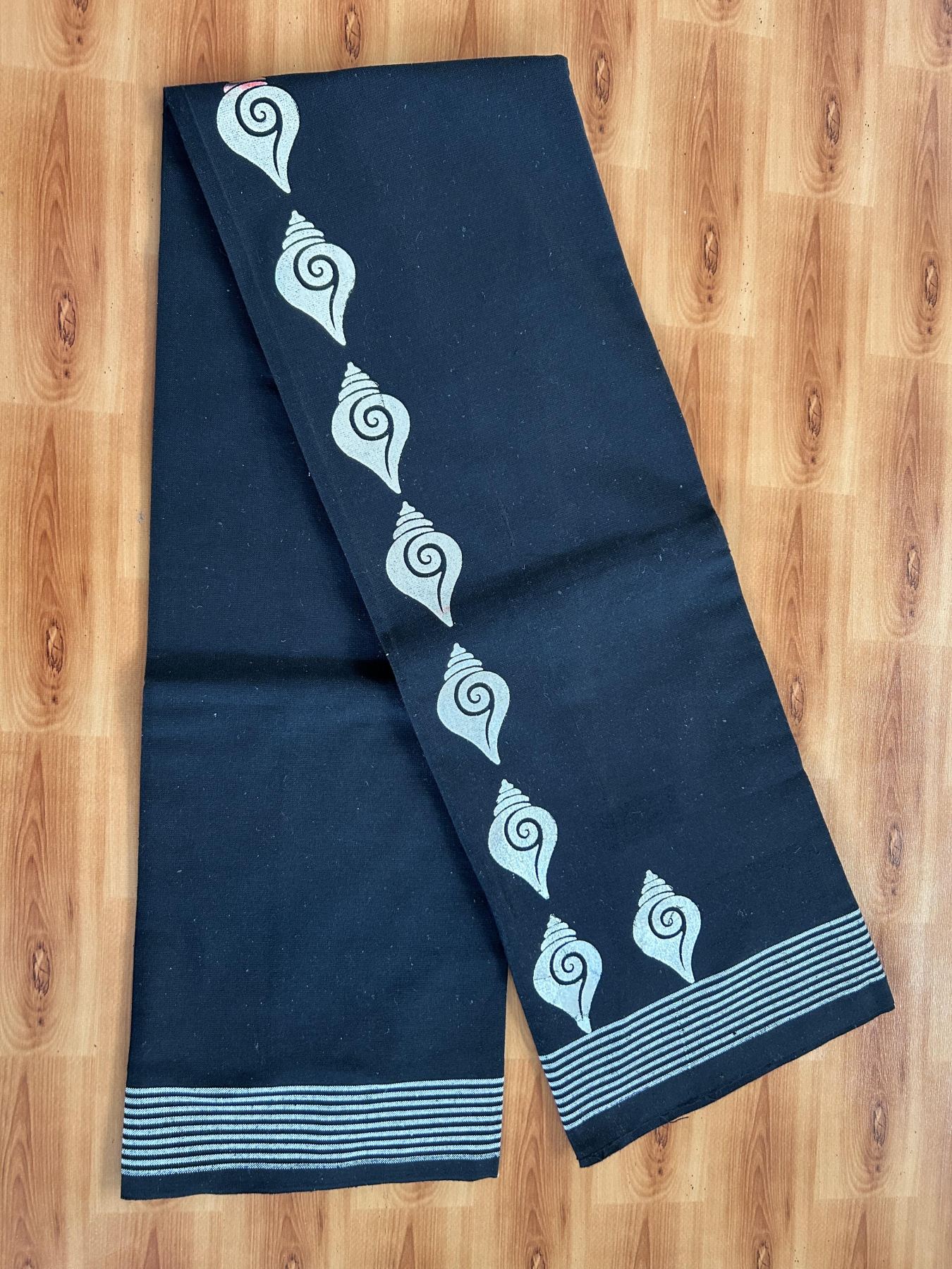 Kaitharikada - Single Kaily / Lungi - Mixed Cotton - 40s twisted - 1.5 inch Silver Kasav Printed Design Kara with Black colour body (2 meter / 4 muzham) -  8 KK8061 GAN