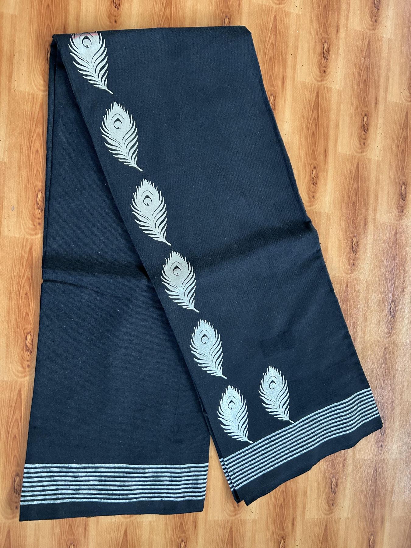 Kaitharikada - Single Kaily / Lungi - Mixed Cotton - 40s twisted - 1.5 inch Silver Kasav Peacock Feather Printed Design Kara with Black colour body (2 meter / 4 muzham) -  6 KK8061 GAN