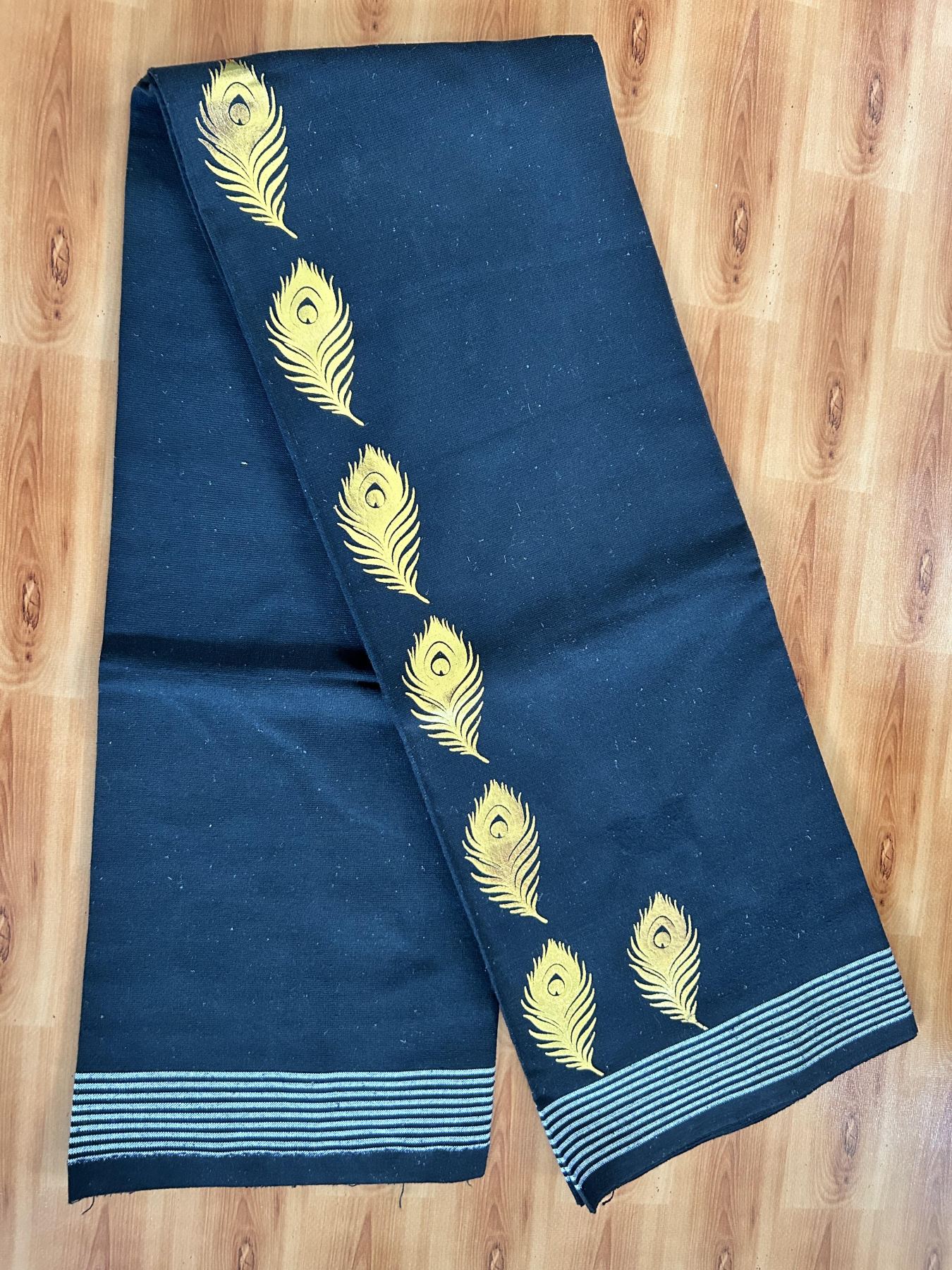 Kaitharikada - Single Kaily / Lungi - Mixed Cotton - 40s twisted - 1.25 inch Gold Kasav Peacock Feather Printed Design Kara with Black colour body (2 meter / 4 muzham) - 4 KK8061 GAN