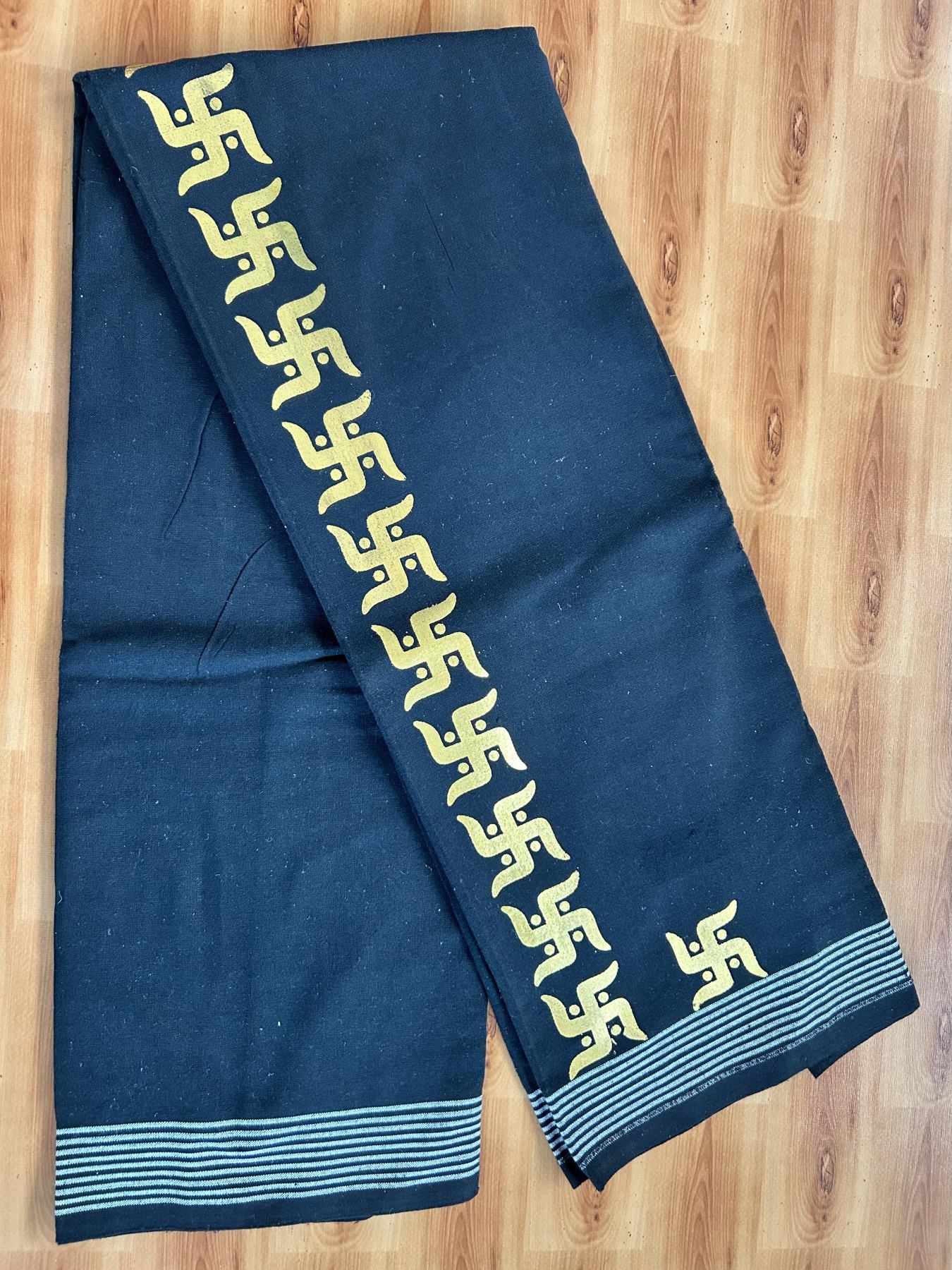 Kaitharikada - Single Kaily / Lungi - Mixed Cotton - 40s twisted - 1.25 inch Gold Kasav Swastik Printed Design Kara with Black colour body (2 meter / 4 muzham) - 5 KK8061 GAN