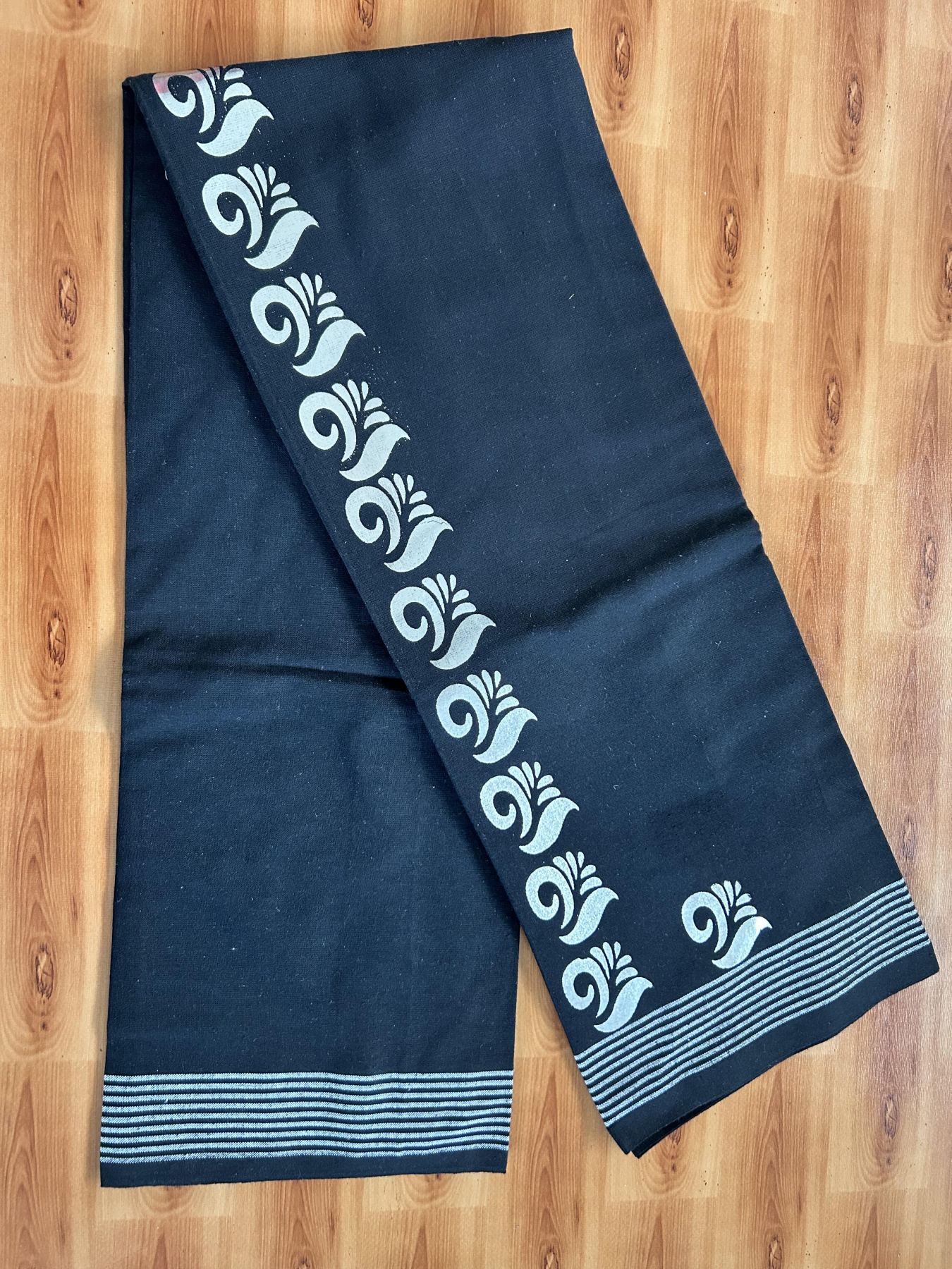 Kaitharikada - Single Kaily / Lungi - Mixed Cotton - 40s twisted - 1.5 inch Silver Kasav Printed Design Kara with Black colour body (2 meter / 4 muzham) - 10 KK8061 GAN