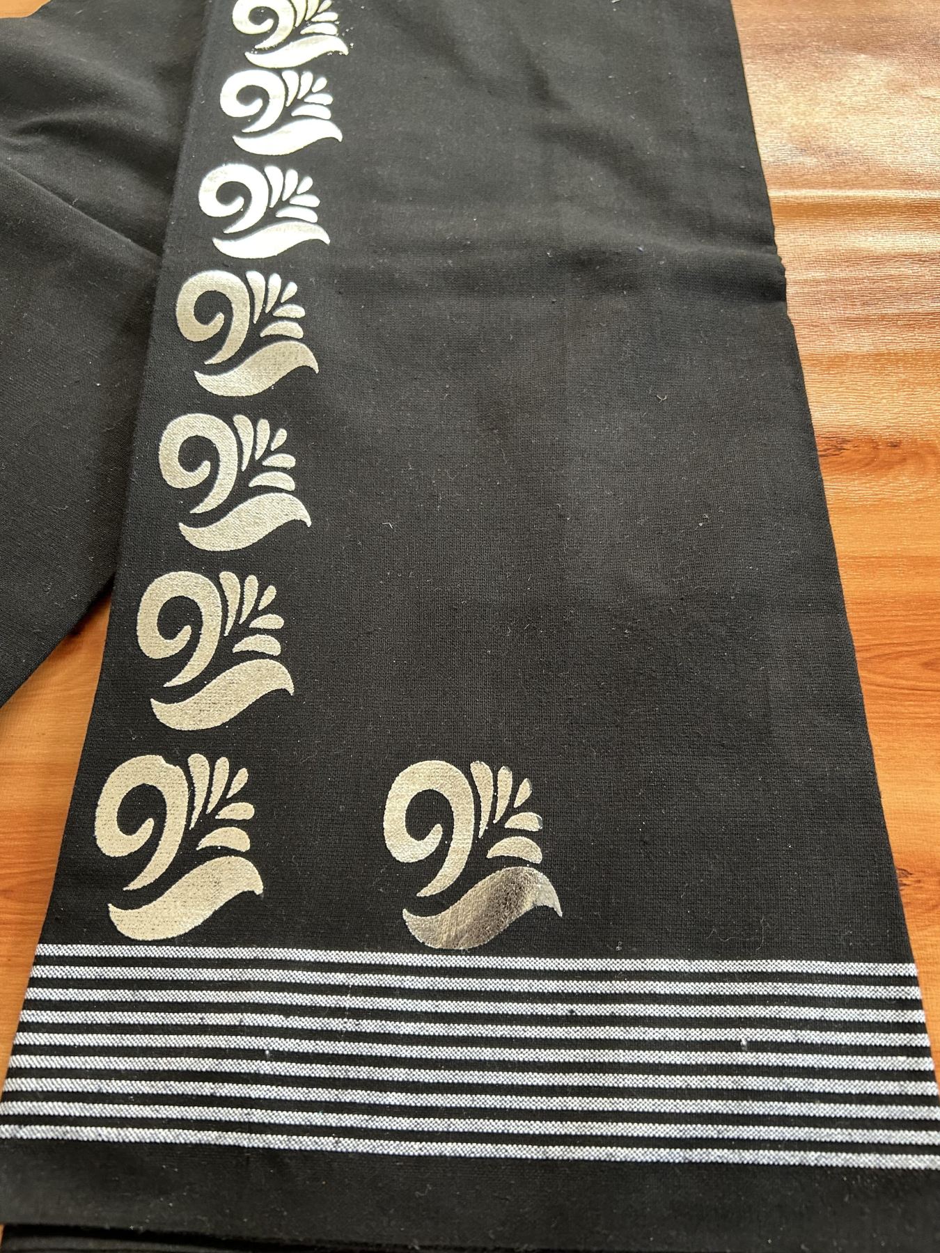 Kaitharikada - Single Kaily / Lungi - Mixed Cotton - 40s twisted - 1.5 inch Silver Kasav Printed Design Kara with Black colour body (2 meter / 4 muzham) - 10 KK8061 GAN