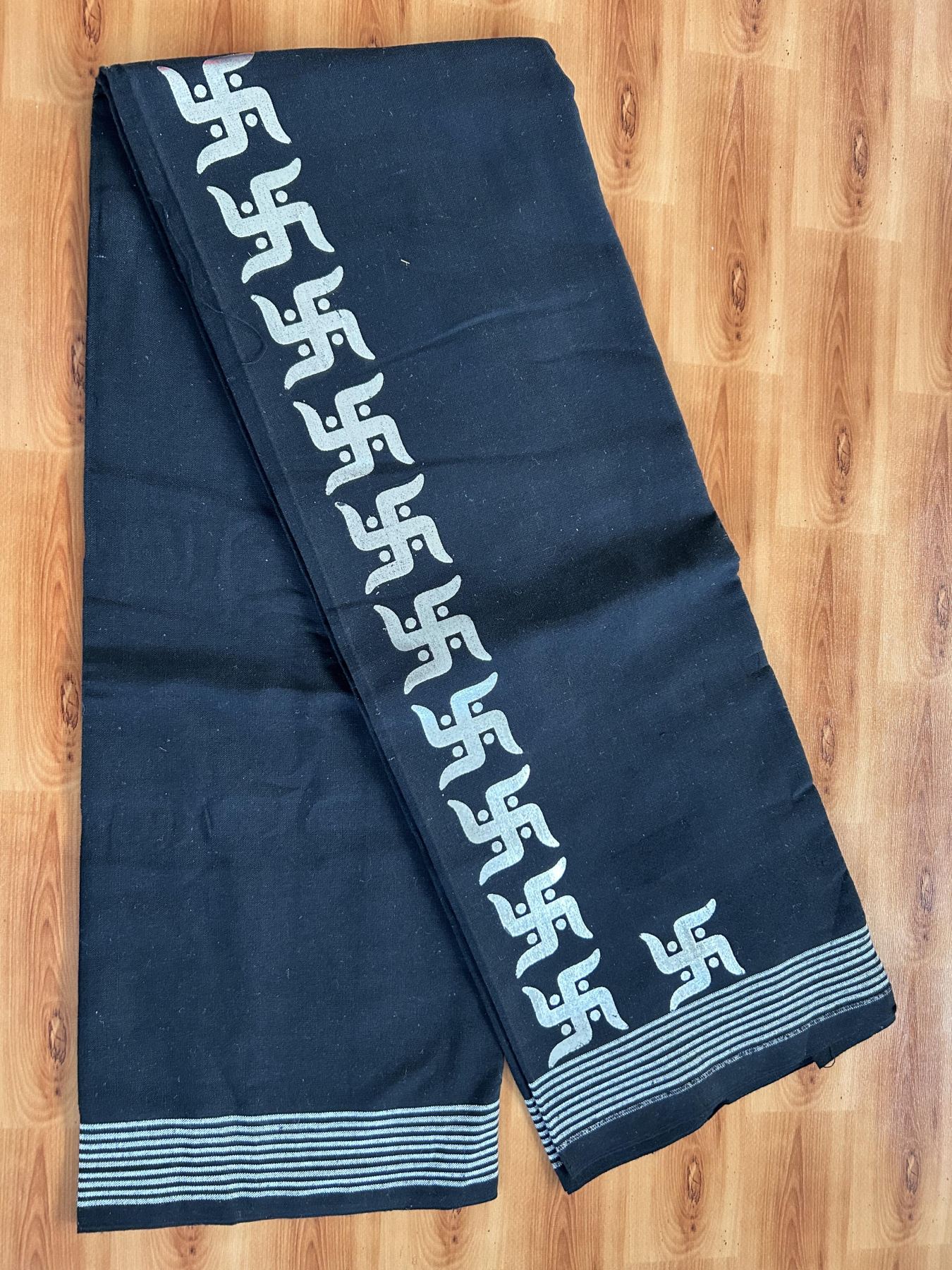 Kaitharikada - Single Kaily / Lungi - Mixed Cotton - 40s twisted - 1.5 inch Silver Kasav Swasthi Printed Design Kara with Black colour body (2 meter / 4 muzham) -  9 KK8061 GAN