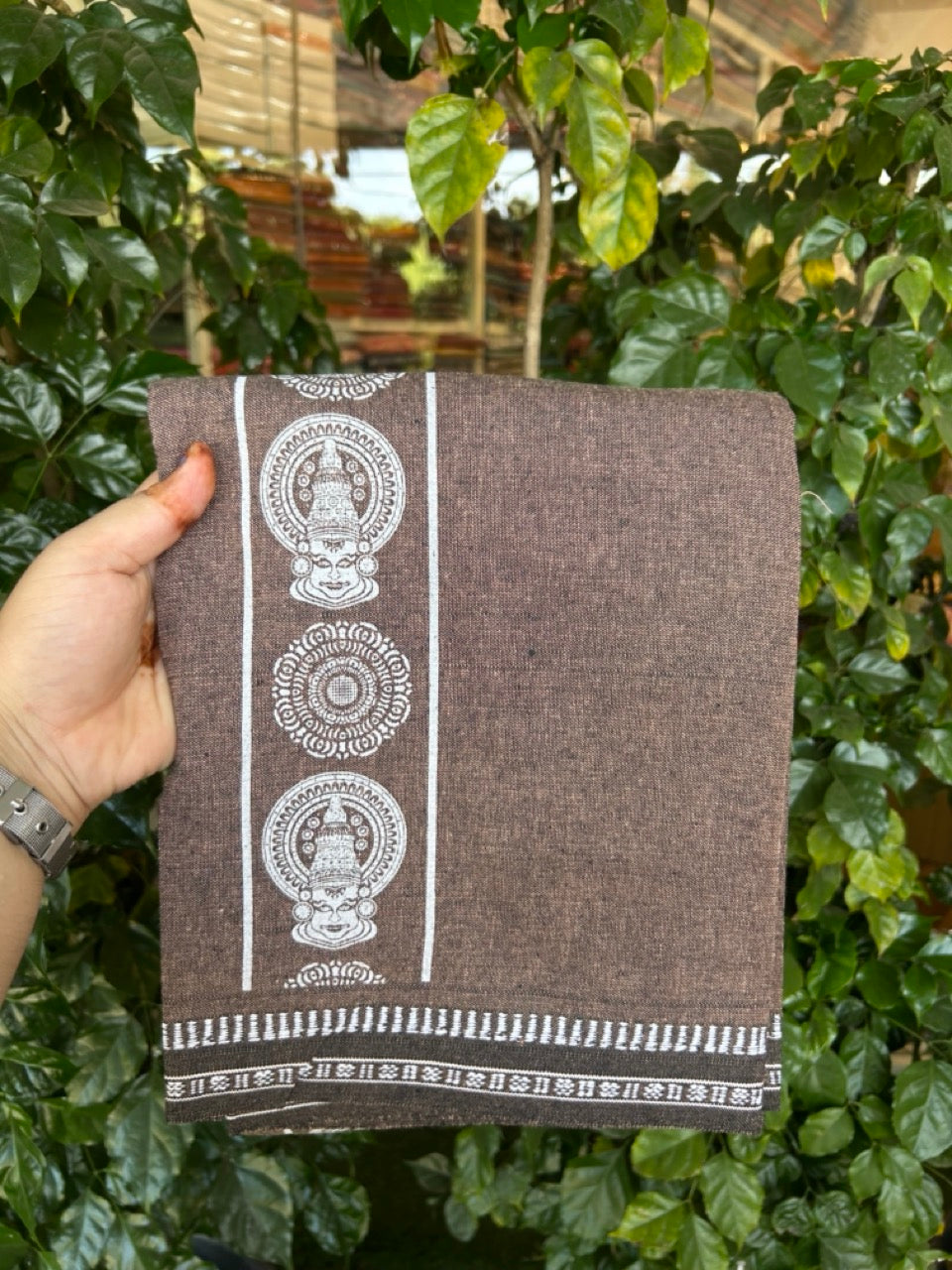 Kaitharikada - Polyster + Cotton - 20s twisted - Single Kaily / Lungi - 2.75 inch White Kadhakali Printed Kuppadam Border with Brown colour body (2 meter / 4 muzham) -  61 KK8035 GAN