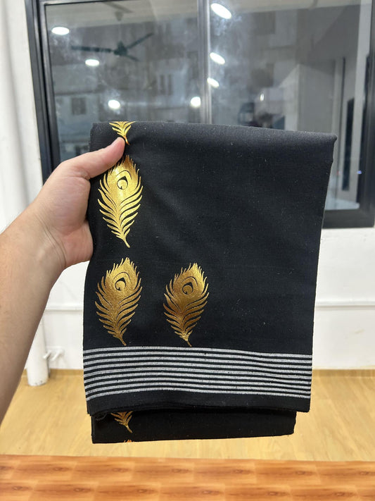 Kaitharikada - Single Kaily / Lungi - Mixed Cotton - 40s twisted - 1.25 inch Gold Kasav Peacock Feather Printed Design Kara with Black colour body (2 meter / 4 muzham) - 4 KK8061 GAN