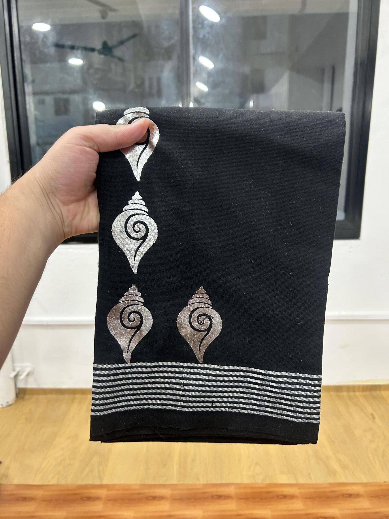 Kaitharikada - Single Kaily / Lungi - Mixed Cotton - 40s twisted - 1.5 inch Silver Kasav Printed Design Kara with Black colour body (2 meter / 4 muzham) -  8 KK8061 GAN