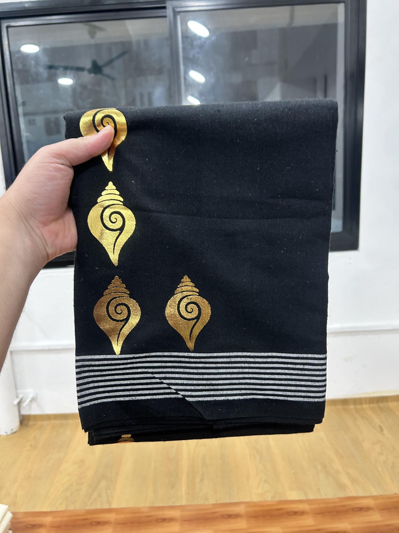 Kaitharikada - Single Kaily / Lungi - Mixed Cotton - 40s twisted - 1.25 inch Gold Kasav Printed Design Kara with Black colour body (2 meter / 4 muzham) - 2 KK8061 GAN