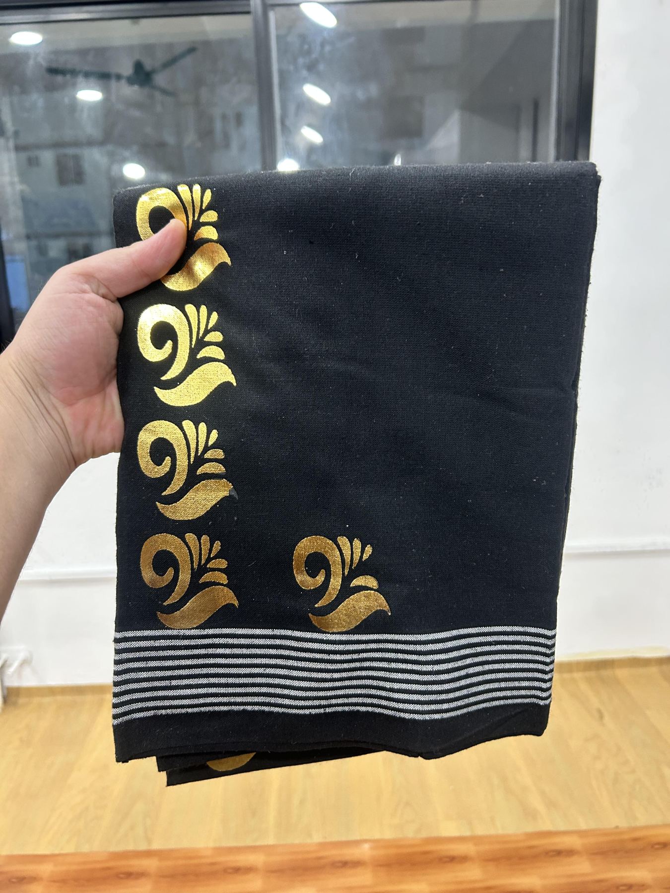 Kaitharikada - Single Kaily / Lungi - Mixed Cotton - 40s twisted - 1.25 inch Gold Kasav Printed Design Kara with Black colour body (2 meter / 4 muzham) - 1 KK8061 GAN