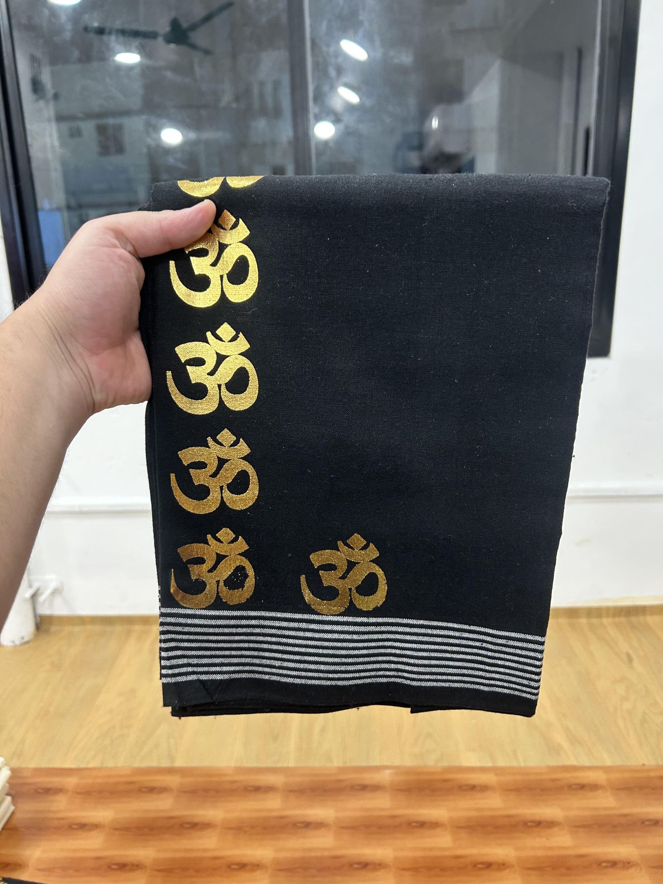 Kaitharikada - Single Kaily / Lungi - Mixed Cotton - 40s twisted - 1.25 inch Gold Kasav Ohm Printed Design Kara with Black colour body (2 meter / 4 muzham) - 3 KK8061 GAN