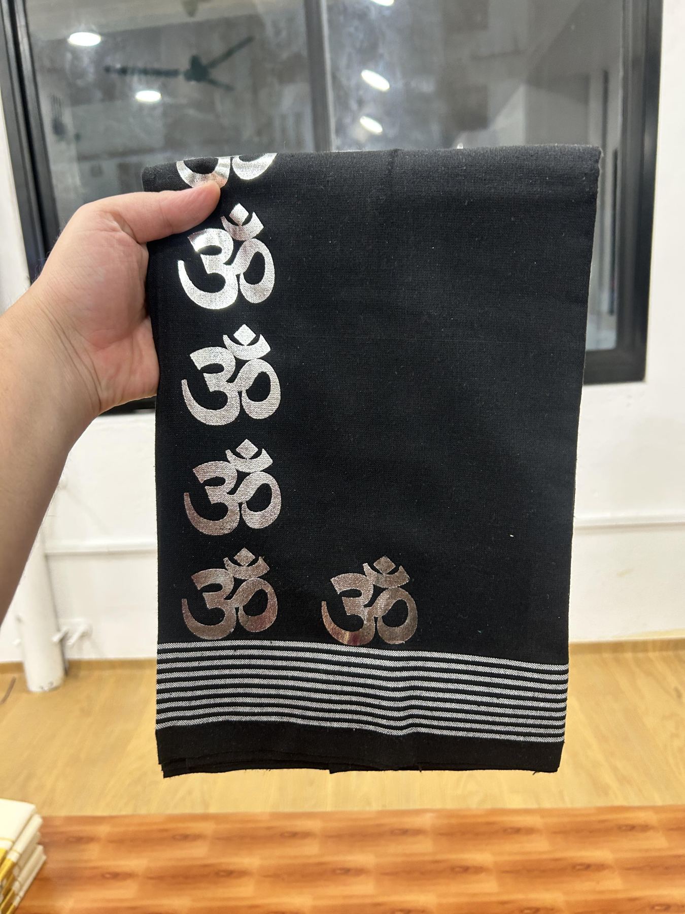 Kaitharikada - Single Kaily / Lungi - Mixed Cotton - 40s twisted - 1.5 inch Silver Kasav Ohm Printed Design Kara with Black colour body (2 meter / 4 muzham) -  7 KK8061 GAN