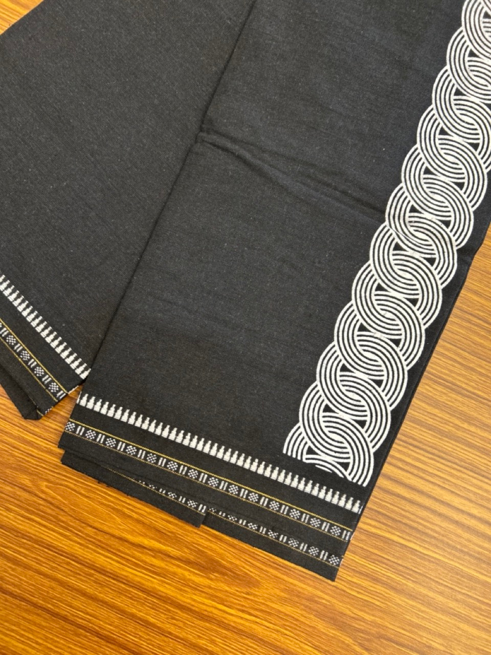 Kaitharikada - Single Kaily / Lungi - Polyster + Cotton - 20s twisted - 2.5 inch White Design printed kuppadam kara with Black colour body - 94 KK8035 GAN