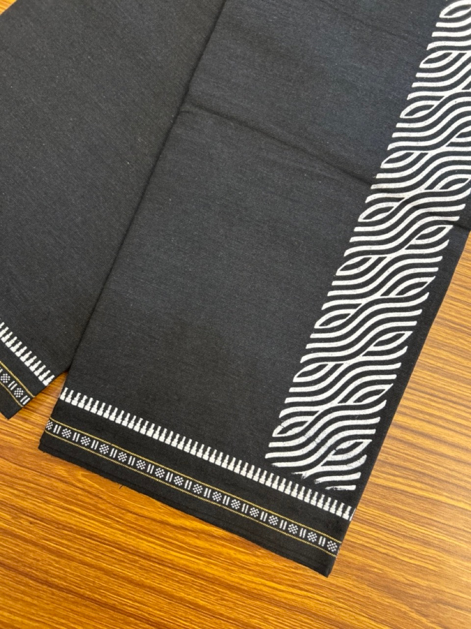 Kaitharikada - Single Kaily / Lungi - Polyster + Cotton - 20s twisted - 2.5 inch White Design printed kuppadam kara with Black colour body - 95 KK8035 GAN