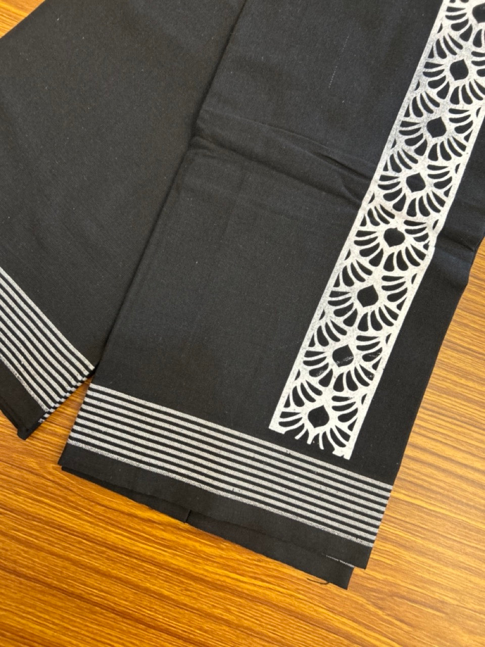 Kaitharikada - Single Kaily / Lungi - Polyster + Cotton - 20s twisted - 2.5 inch White Design printed kara with Black colour body - 104 KK8035 GAN