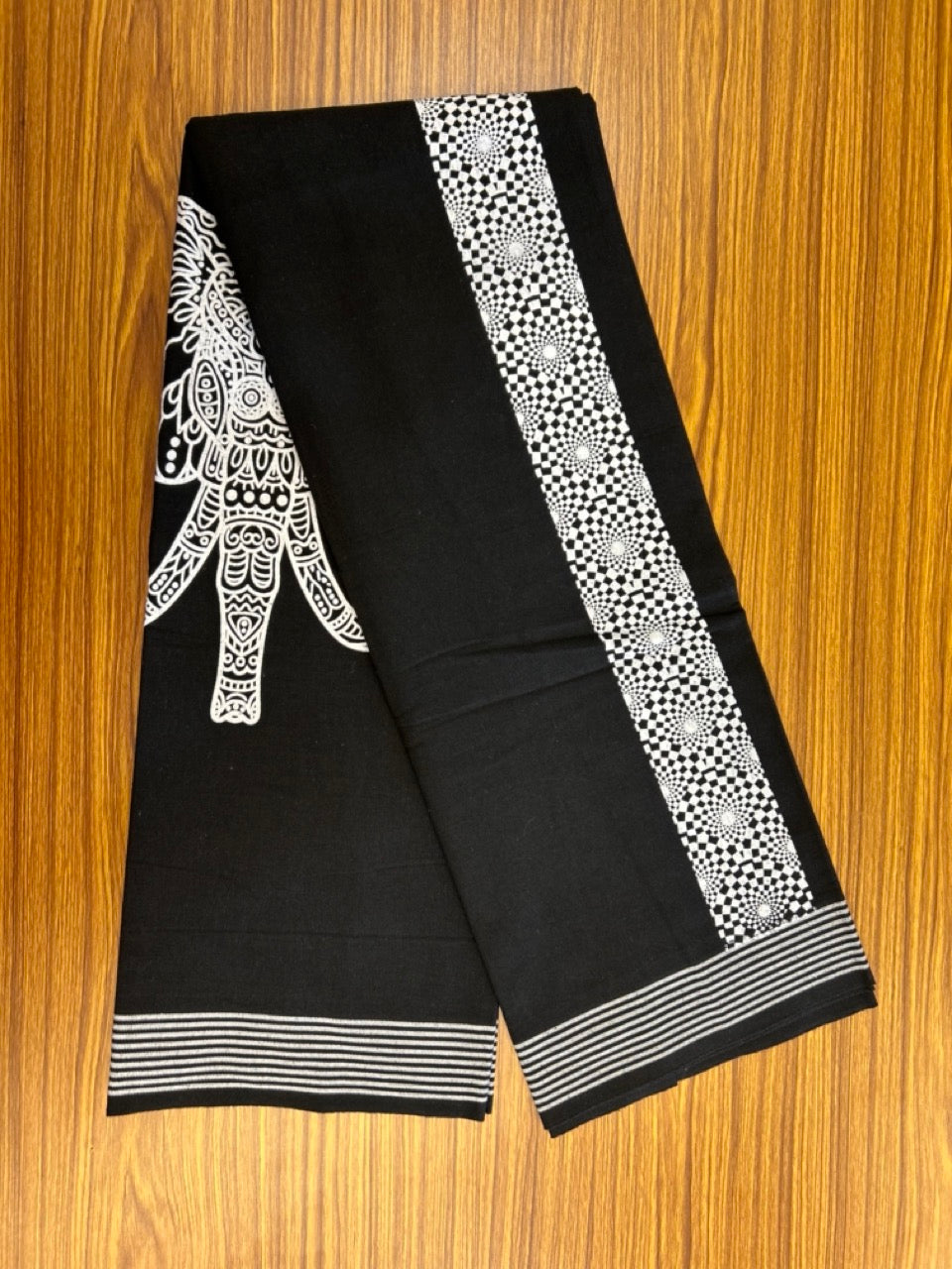 Kaitharikada - Single Kaily / Lungi - Polyster + Cotton - 20s twisted - 2.5 inch White Design & Elephant printed kara with Black colour body - 105 KK8035 GAN