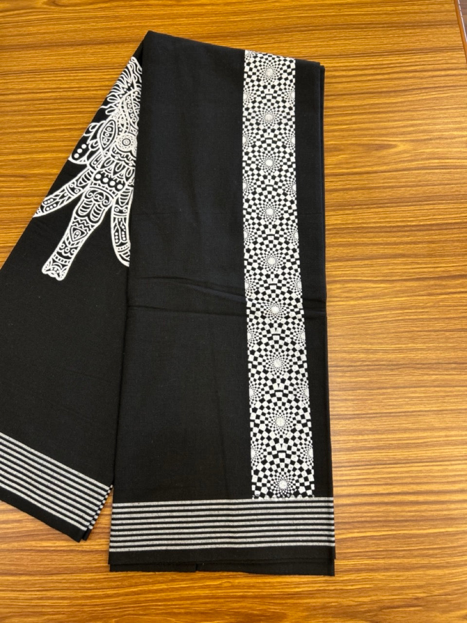 Kaitharikada - Single Kaily / Lungi - Polyster + Cotton - 20s twisted - 2.5 inch White Design & Elephant printed kara with Black colour body - 105 KK8035 GAN