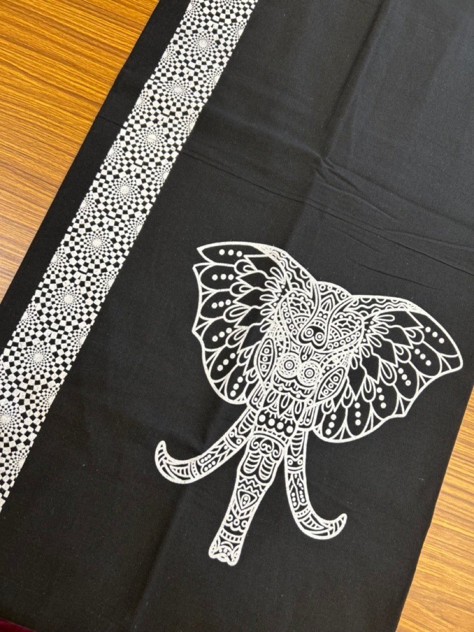 Kaitharikada - Single Kaily / Lungi - Polyster + Cotton - 20s twisted - 2.5 inch White Design & Elephant printed kara with Black colour body - 105 KK8035 GAN