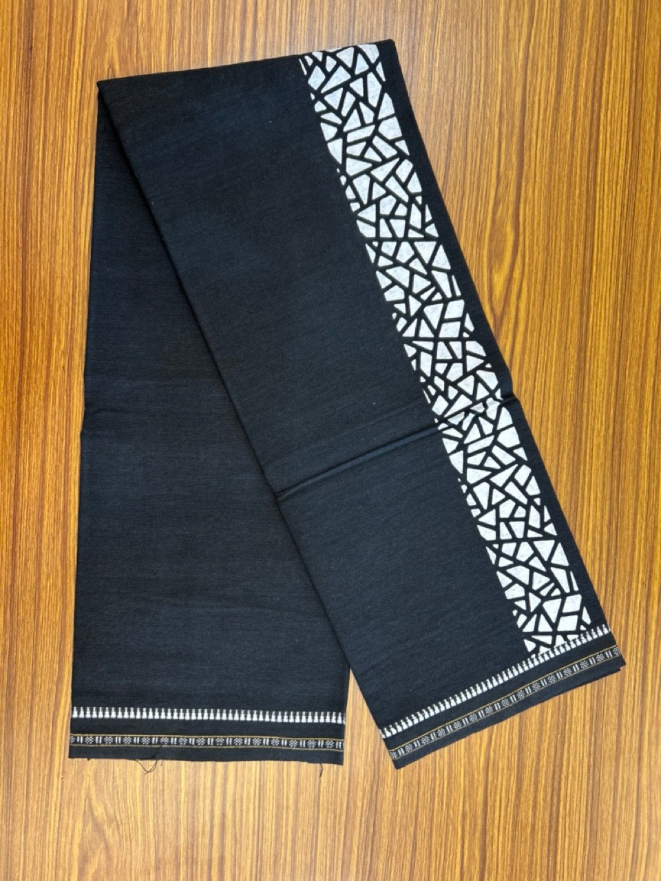 Kaitharikada - Single Kaily / Lungi - Polyster + Cotton - 20s twisted - 2.5 inch White Design printed kuppadam kara with Black colour body - 97 KK8035 GAN
