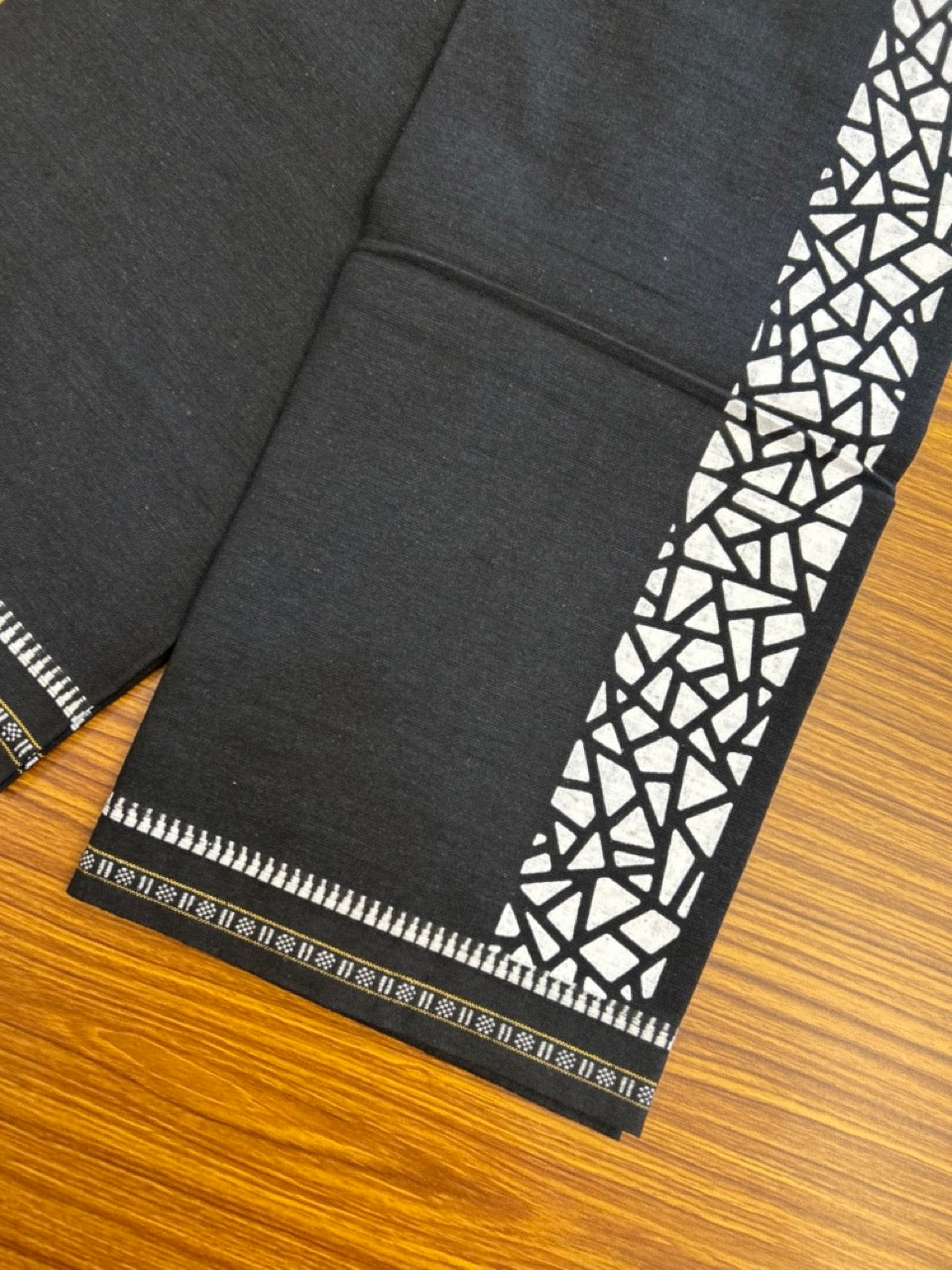 Kaitharikada - Single Kaily / Lungi - Polyster + Cotton - 20s twisted - 2.5 inch White Design printed kuppadam kara with Black colour body - 97 KK8035 GAN