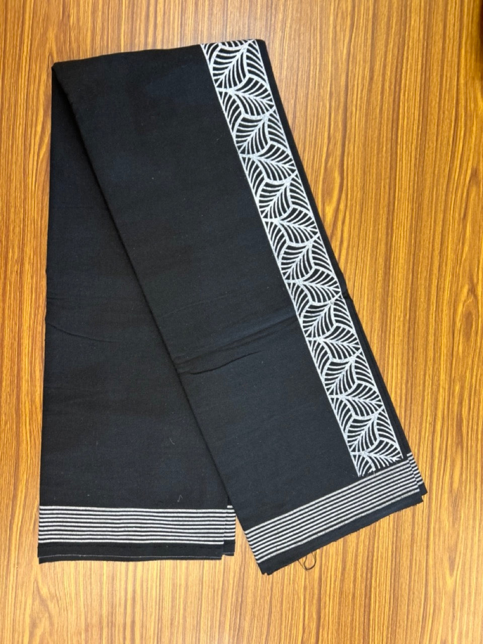 Kaitharikada - Single Kaily / Lungi - Polyster + Cotton - 20s twisted - 2.5 inch White Design printed kara with Black colour body - 101 KK8035 GAN