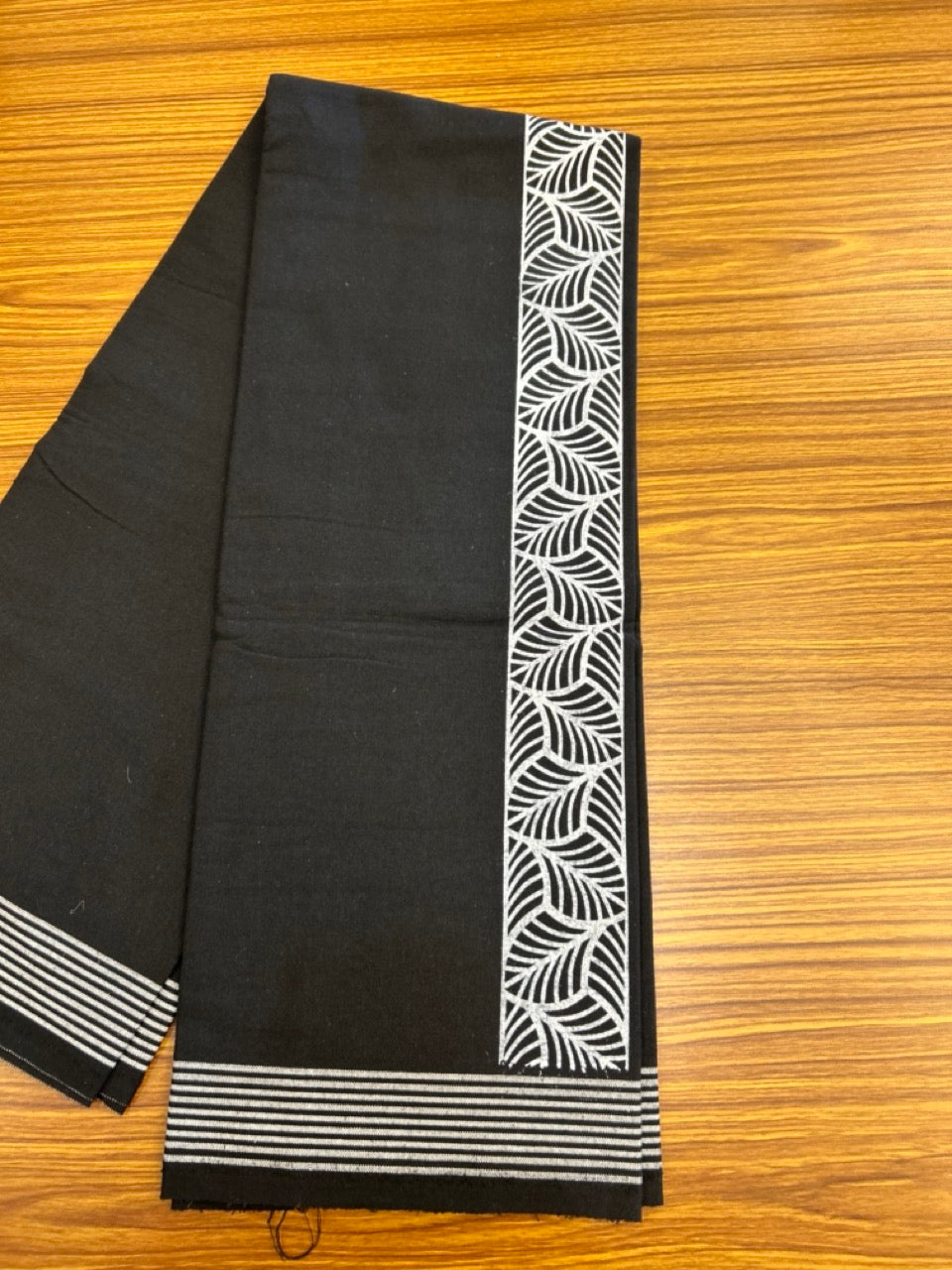 Kaitharikada - Single Kaily / Lungi - Polyster + Cotton - 20s twisted - 2.5 inch White Design printed kara with Black colour body - 101 KK8035 GAN