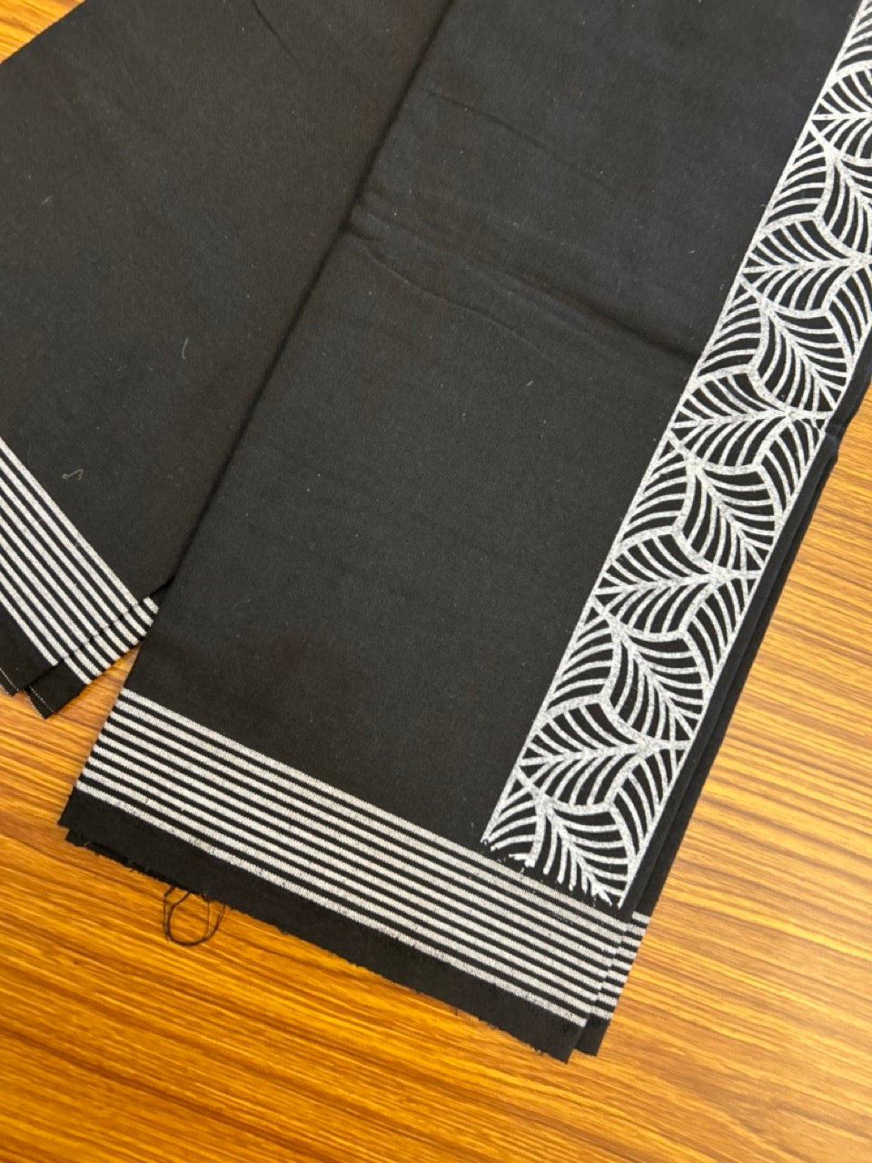 Kaitharikada - Single Kaily / Lungi - Polyster + Cotton - 20s twisted - 2.5 inch White Design printed kara with Black colour body - 101 KK8035 GAN
