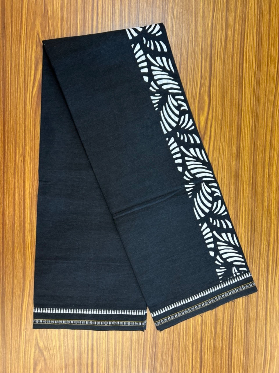 Kaitharikada - Single Kaily / Lungi - Polyster + Cotton - 20s twisted - 2.5 inch White Design printed kuppadam kara with Black colour body - 98 KK8035 GAN