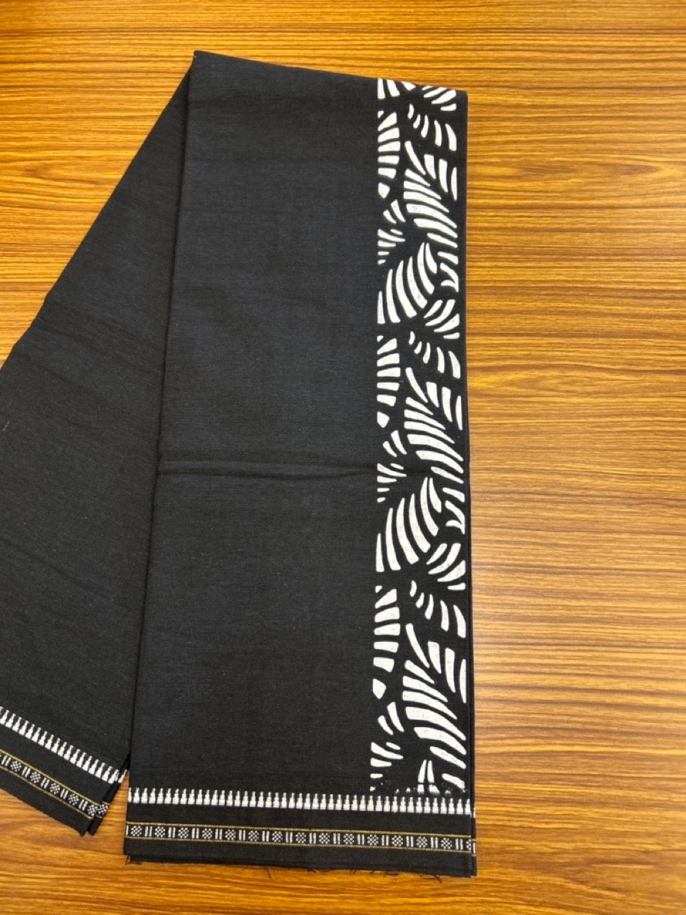 Kaitharikada - Single Kaily / Lungi - Polyster + Cotton - 20s twisted - 2.5 inch White Design printed kuppadam kara with Black colour body - 98 KK8035 GAN