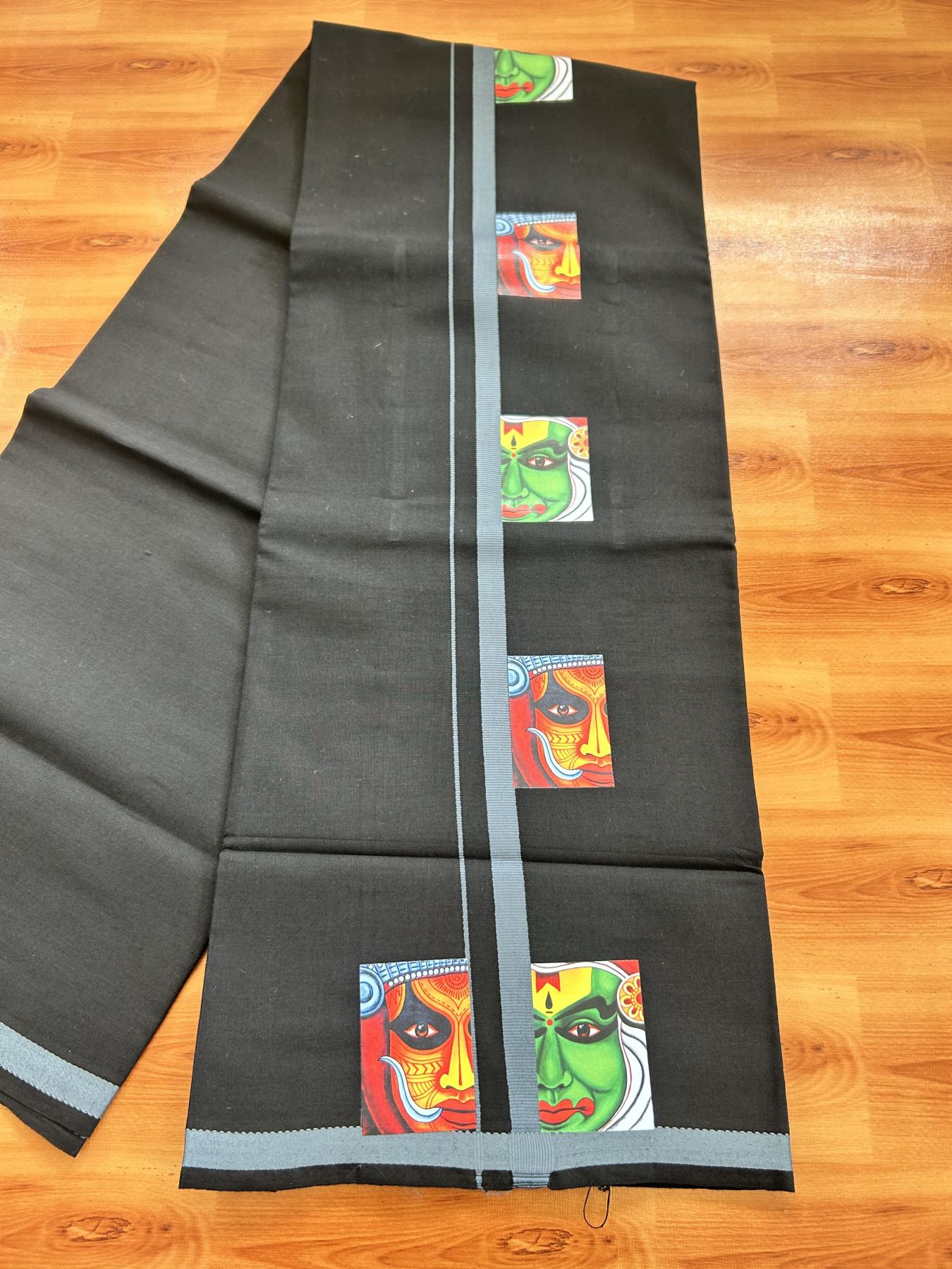Single Kaily / Lungi- 20% Discount !! Kaitharikada - Pure Cotton - (40s) - 0.5 inch Grey Theyyam & Kathakali Printed Design Kara with Black colour Body (2 meter / 4 muzham) - 2 KK8062 GAN
