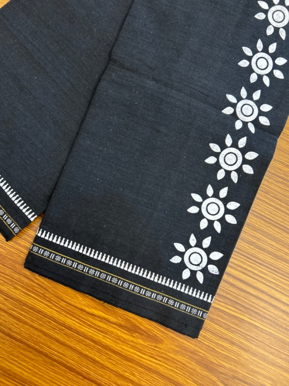 Kaitharikada - Single Kaily / Lungi - Polyster + Cotton - 20s twisted - 2.5 inch White Flower Design printed kuppadam kara with Black colour body - 96 KK8035 GAN