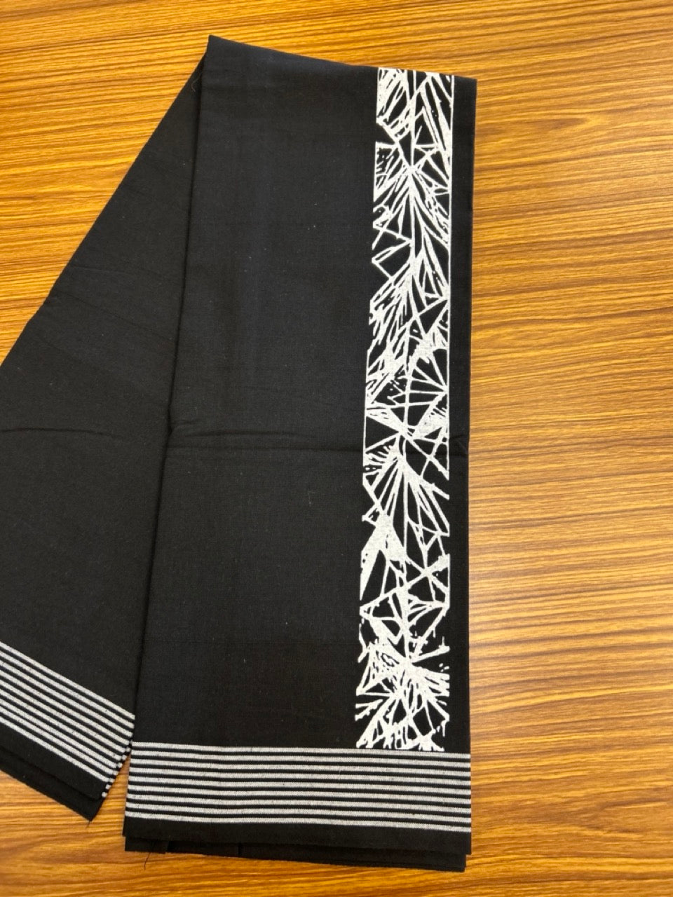 Kaitharikada - Single Kaily / Lungi - Polyster + Cotton - 20s twisted - 2.5 inch White Design printed kara with Black colour body - 102 KK8035 GAN