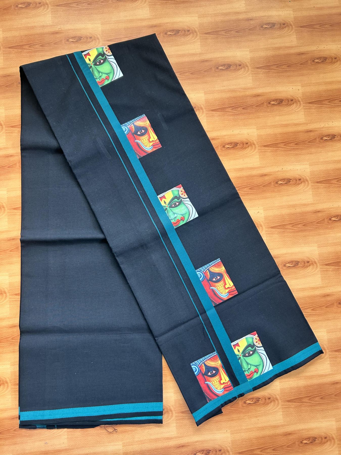 Single Kaily / Lungi- 20% Discount !! Kaitharikada - Pure Cotton - (40s) - 0.5 inch Peacock Green Theyyam & Kathakali Printed Design Kara with Black colour Body (2 meter / 4 muzham) - 3 KK8062 GAN