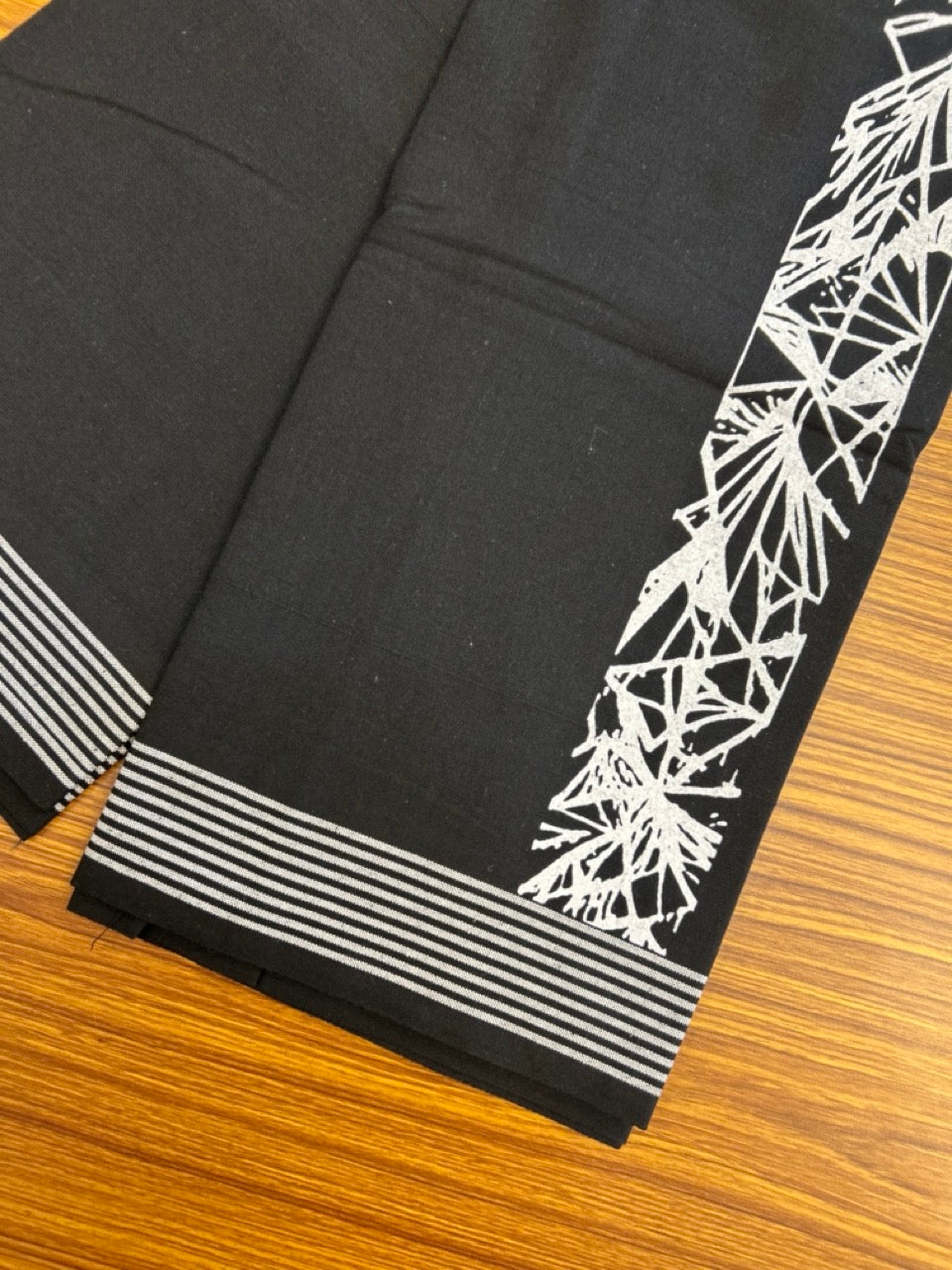 Kaitharikada - Single Kaily / Lungi - Polyster + Cotton - 20s twisted - 2.5 inch White Design printed kara with Black colour body - 102 KK8035 GAN