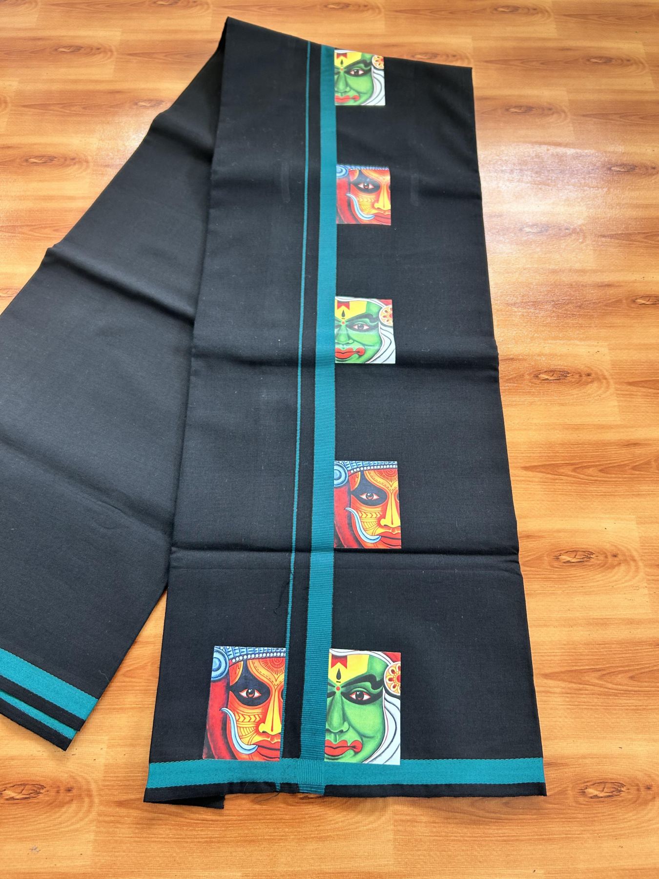 Single Kaily / Lungi- 20% Discount !! Kaitharikada - Pure Cotton - (40s) - 0.5 inch Peacock Green Theyyam & Kathakali Printed Design Kara with Black colour Body (2 meter / 4 muzham) - 3 KK8062 GAN