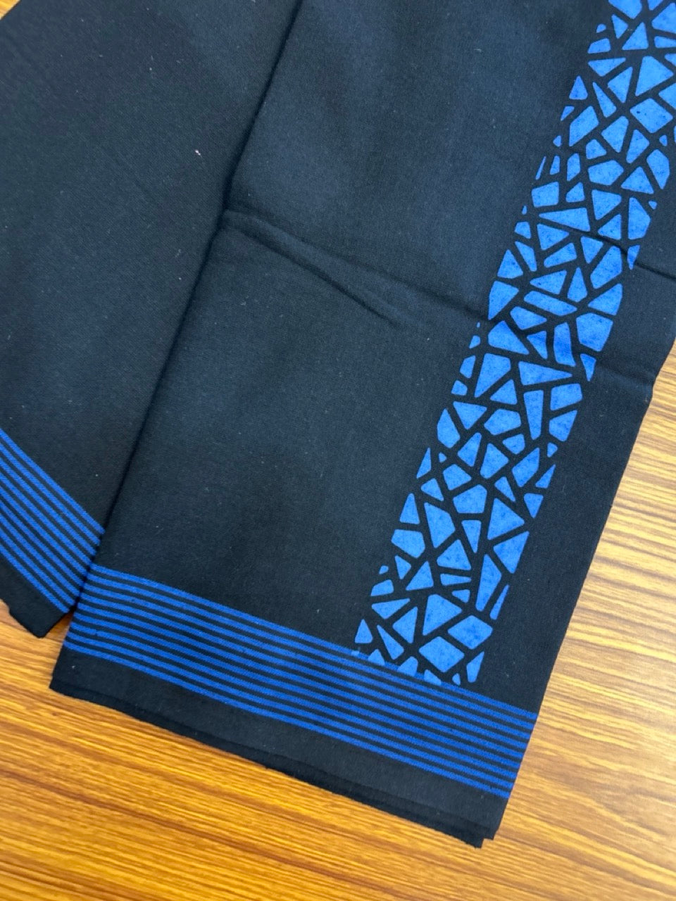 Kaitharikada - Single Kaily / Lungi - Polyster + Cotton - 20s twisted - 2.5 inch Dark Blue Design printed kara with Black colour body - 108 KK8035 GAN