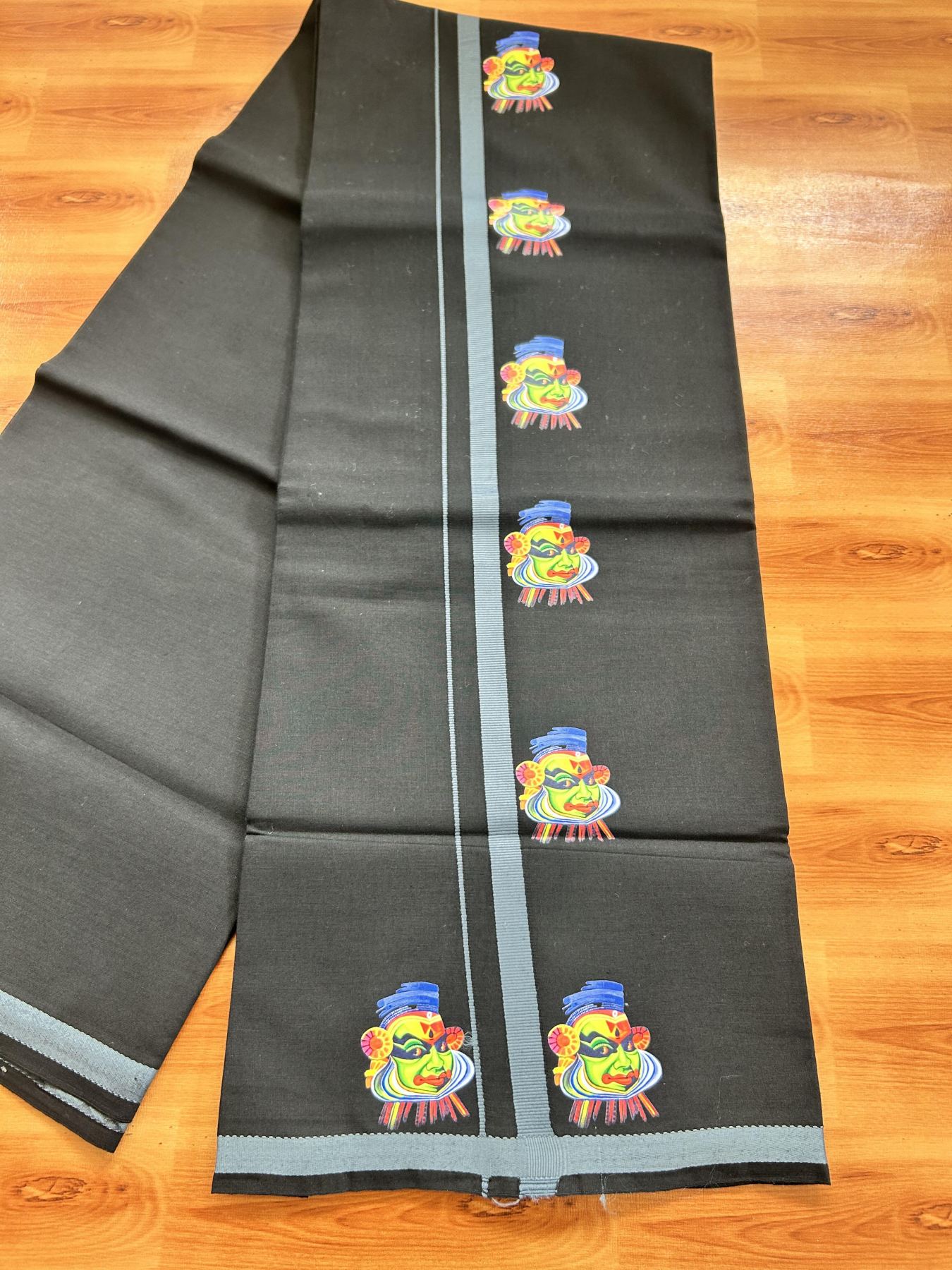 Single Kaily / Lungi- 20% Discount !! Kaitharikada - Pure Cotton - (40s) - 0.5 inch Ash Grey Kathakali Printed Design Kara with Black colour Body (2 meter / 4 muzham) - 19 KK8062 GAN