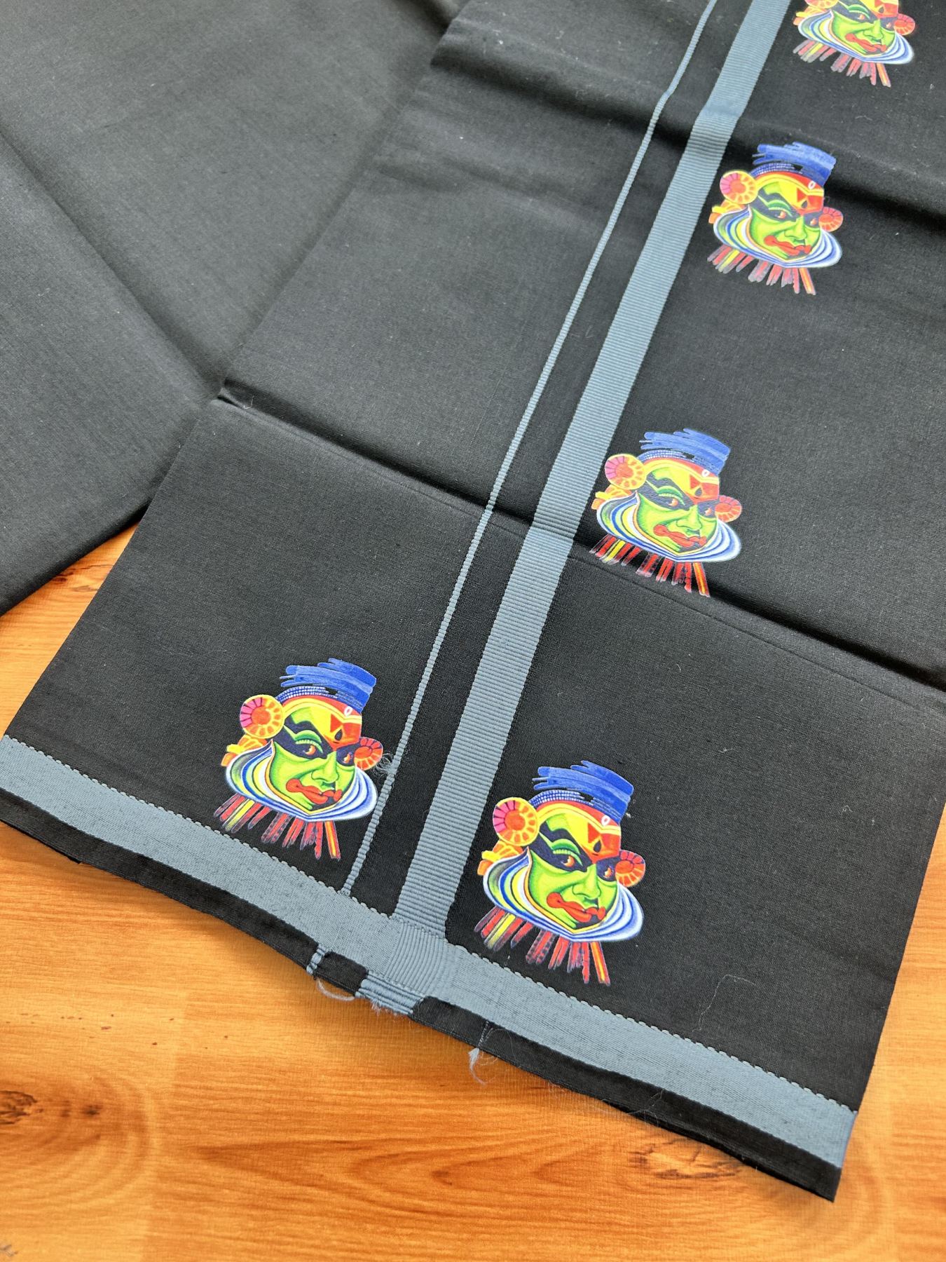 Single Kaily / Lungi- 20% Discount !! Kaitharikada - Pure Cotton - (40s) - 0.5 inch Ash Grey Kathakali Printed Design Kara with Black colour Body (2 meter / 4 muzham) - 19 KK8062 GAN