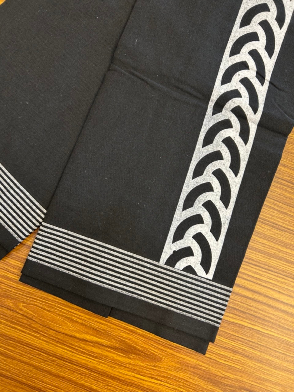 Kaitharikada - Single Kaily / Lungi - Polyster + Cotton - 20s twisted - 2.5 inch White Design printed kara with Black colour body - 103 KK8035 GAN