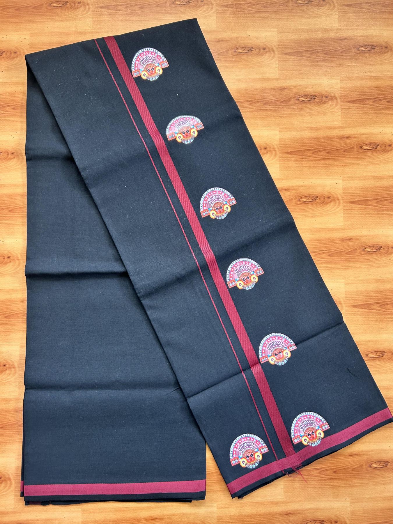 Single Kaily / Lungi- 20% Discount !! Kaitharikada - Pure Cotton - (40s) - 0.5 inch Maroon Theyyam Printed Design Kara with Black colour Body (2 meter / 4 muzham) - 13 KK8062 GAN
